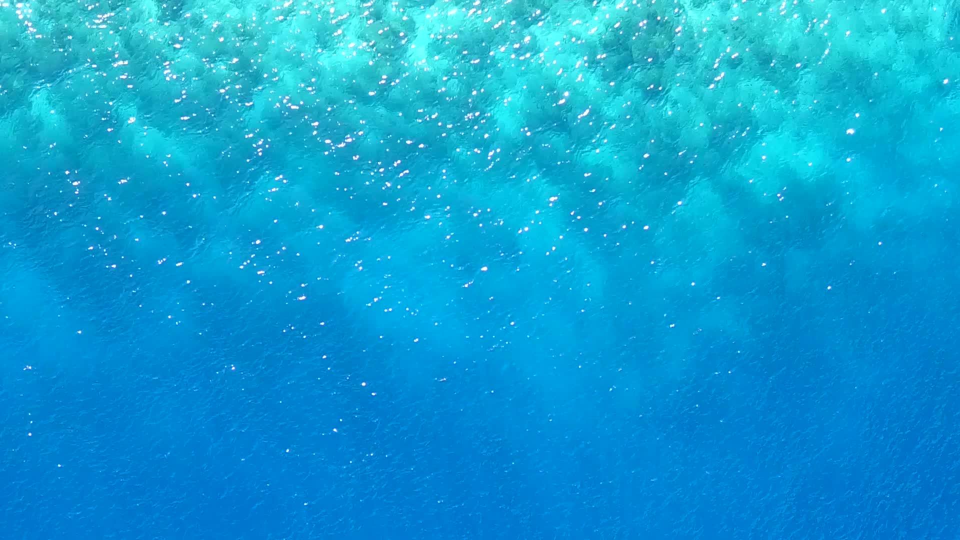 天堂岛海滩以蓝绿色海洋和白色沙沙为背景在空中旅行视频的预览图