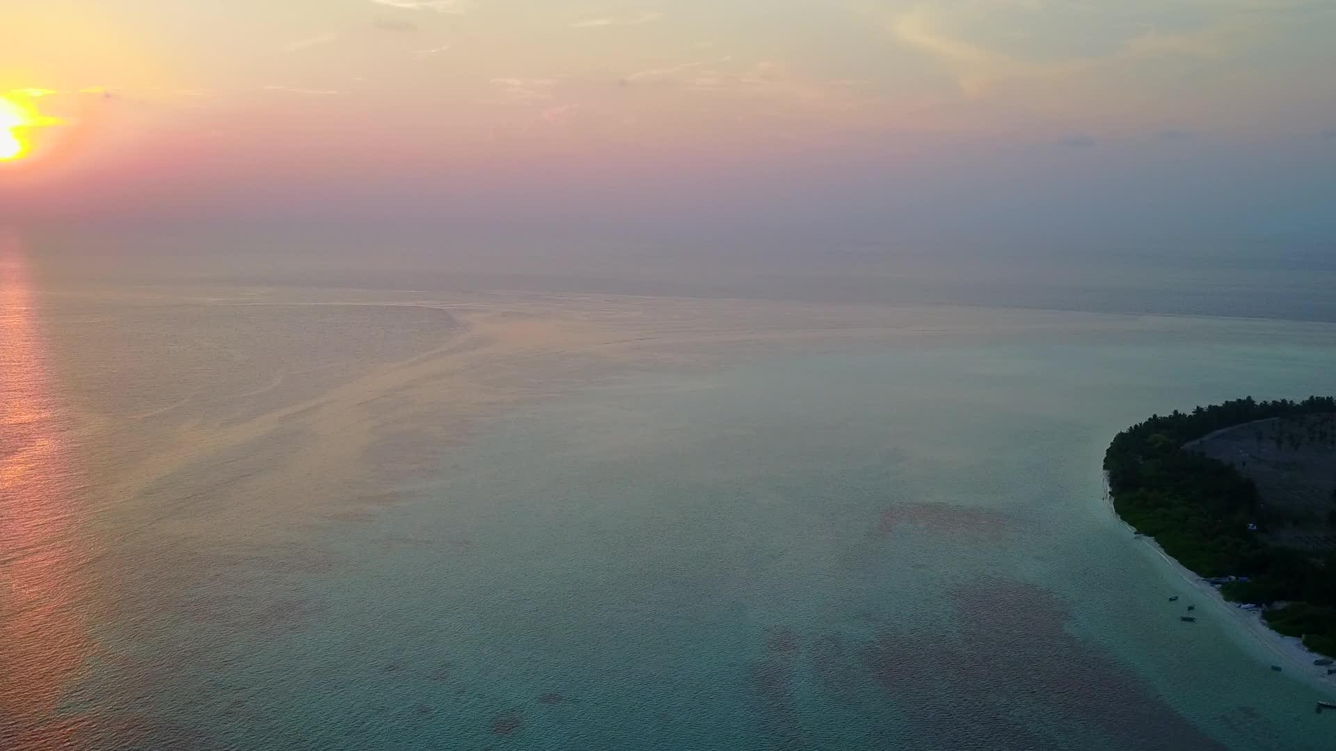 长河海岸海滩以蓝水和白沙为背景空中无人驾驶视频的预览图