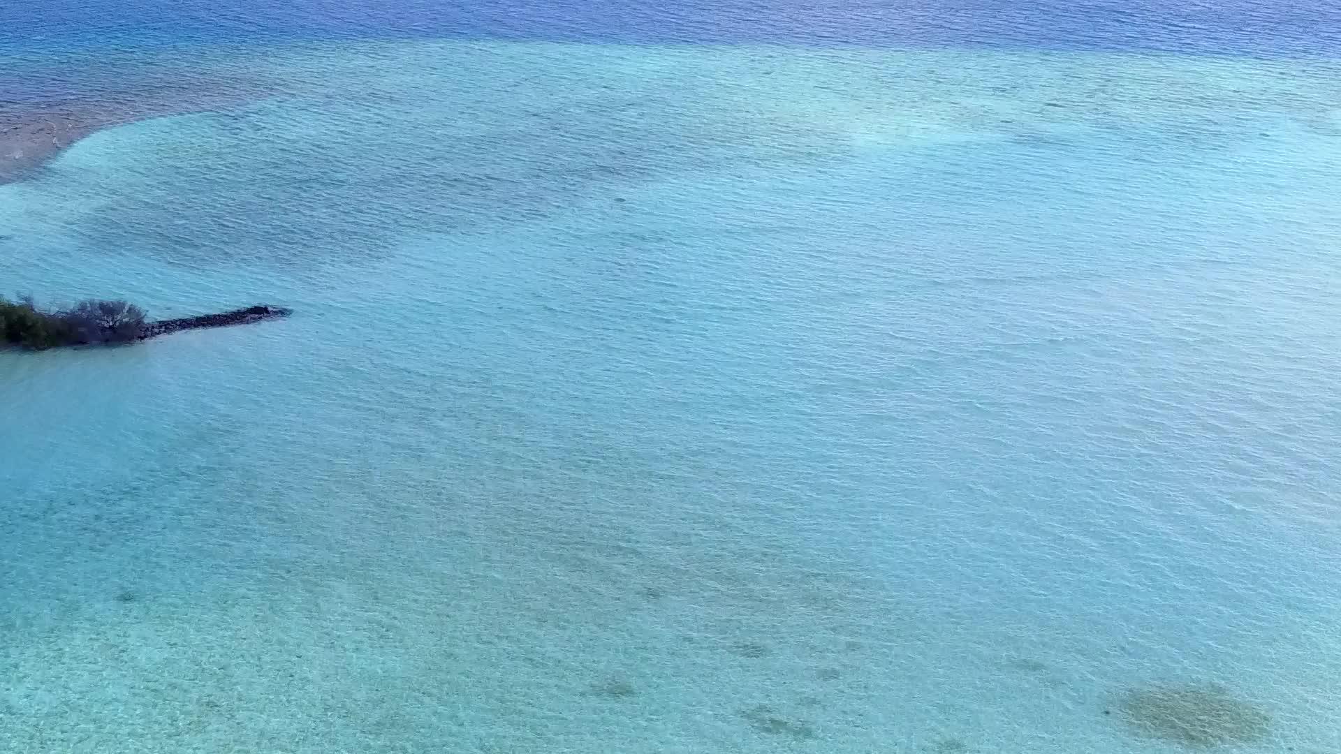 蓝色环礁湖和白色沙尘背景海洋岛屿海滩航行无人驾驶视频的预览图