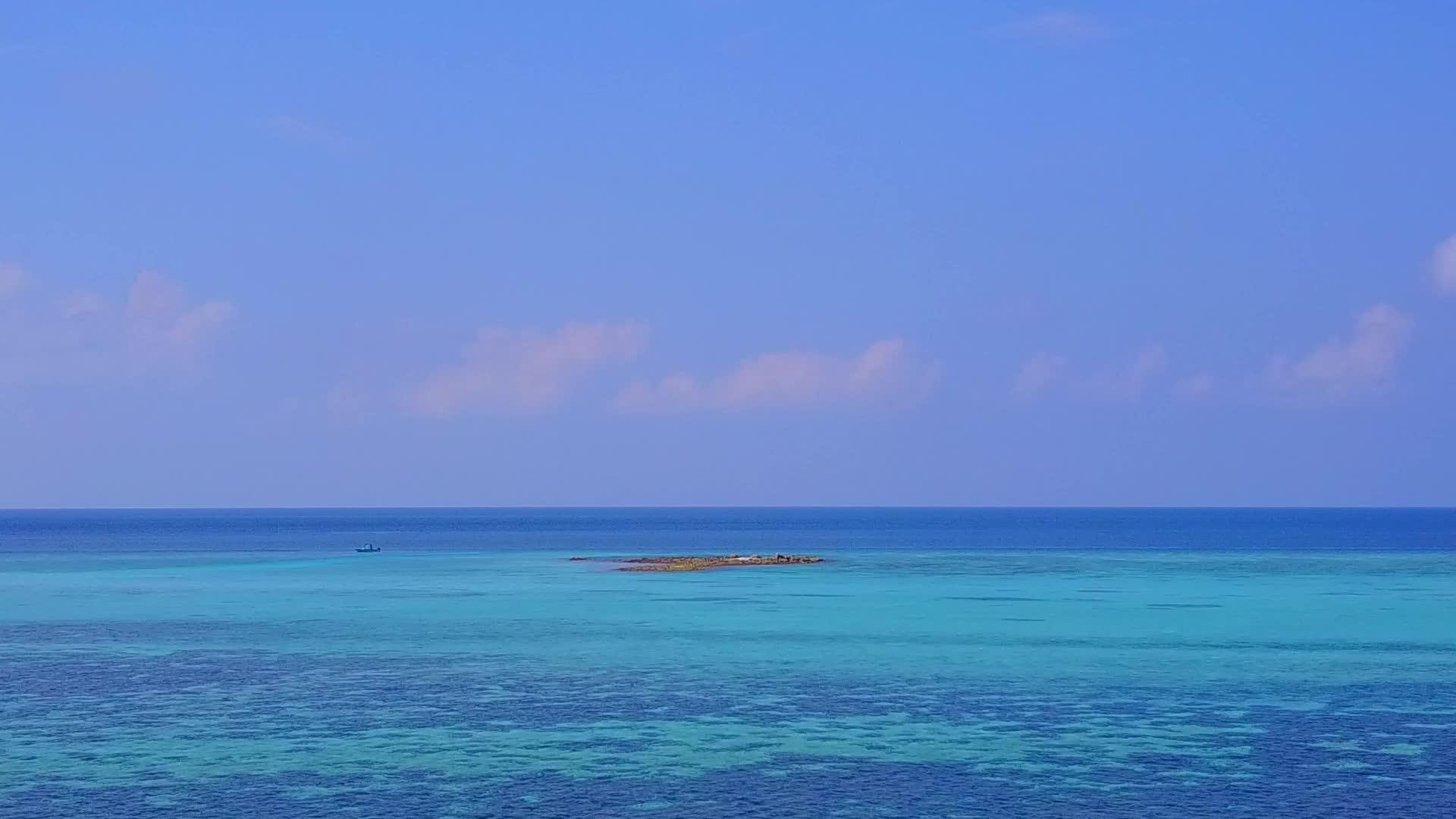 在浅海和白沙的背景下无人机在热带岛屿海滩上航行视频的预览图