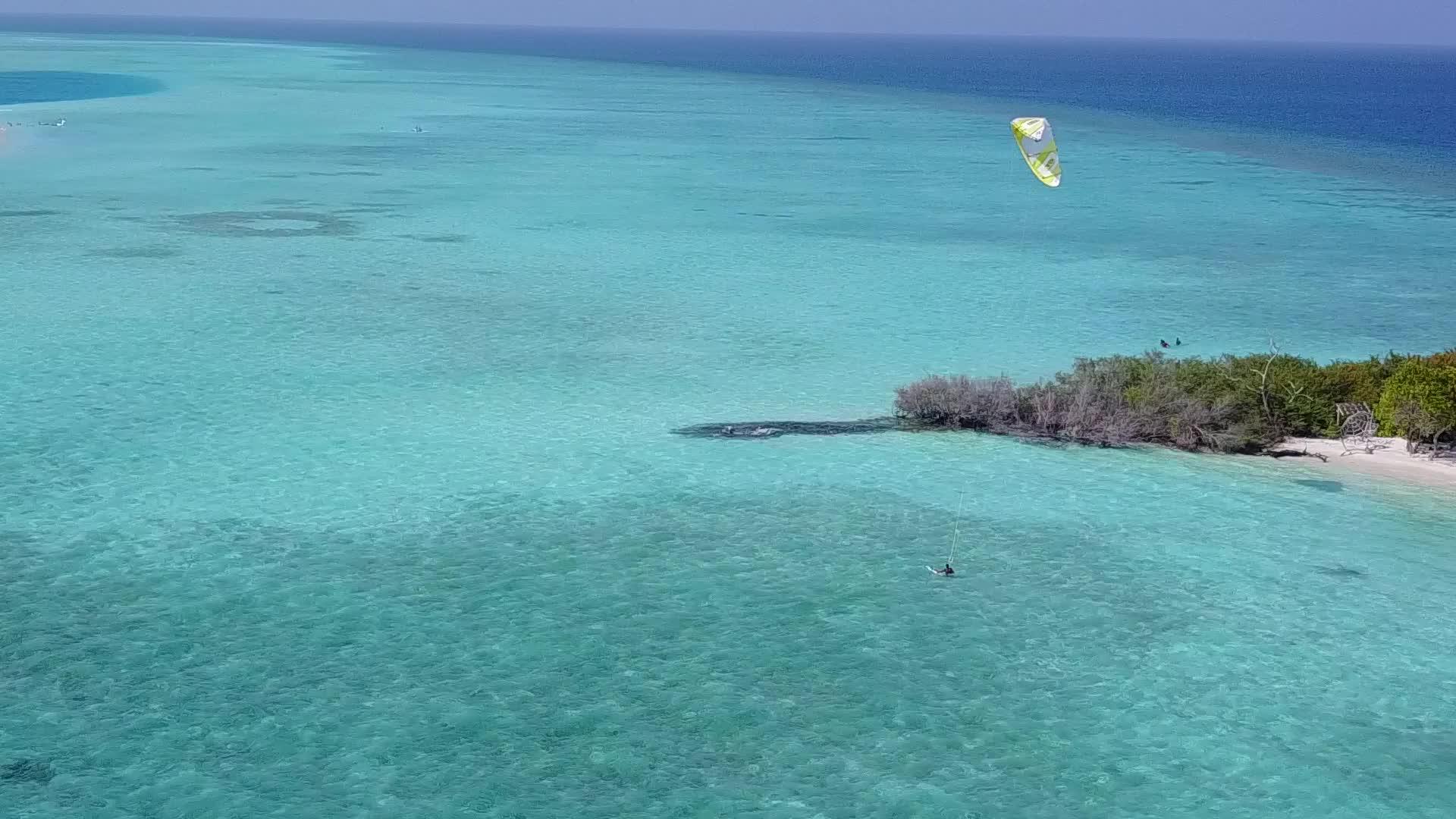 田园诗般的海岸线海滩之旅无人机观海景白沙背景清晰视频的预览图