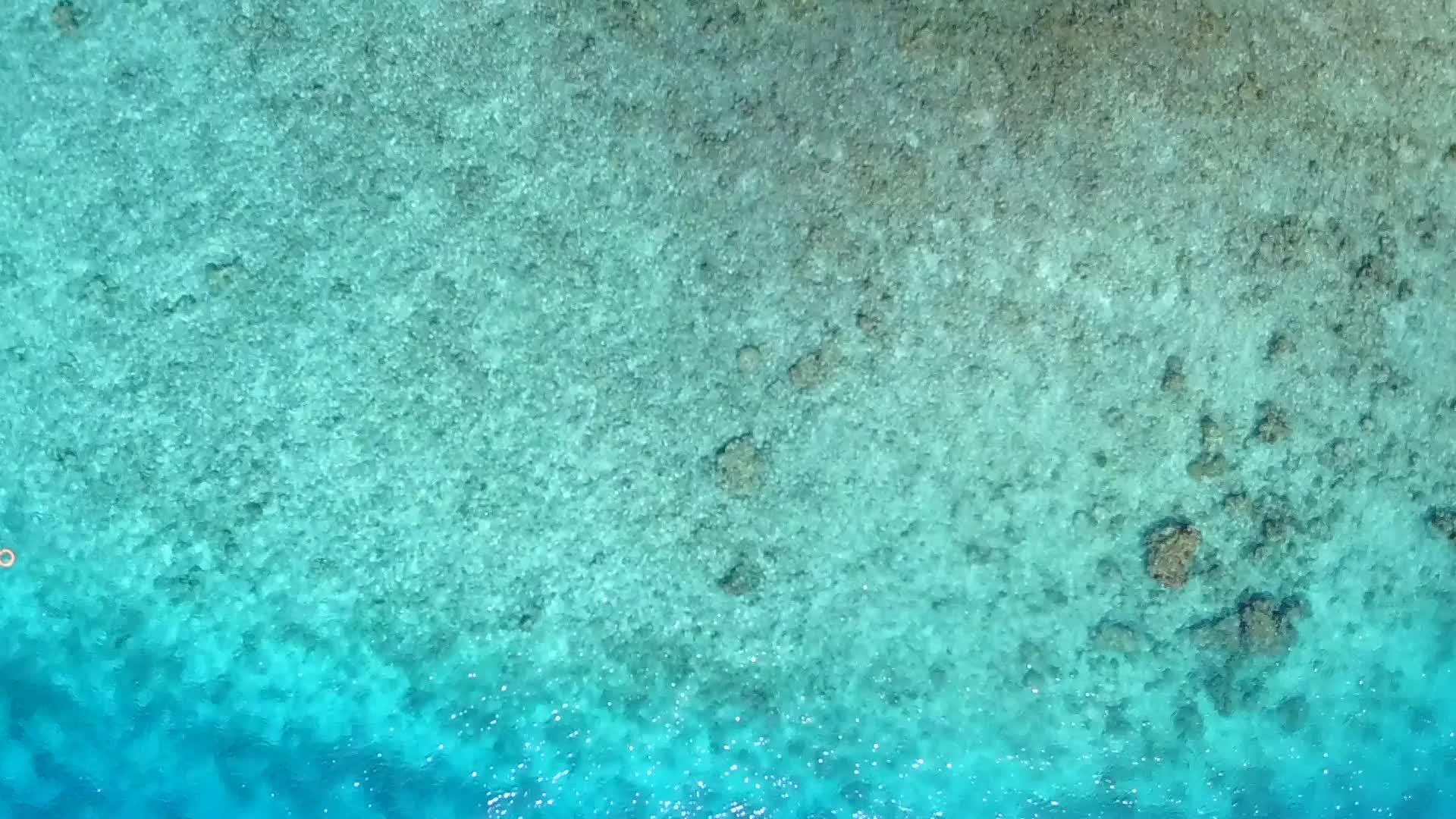 长途海滨海滩由绿松石环礁环礁湖用于清洁沙土背景视频的预览图