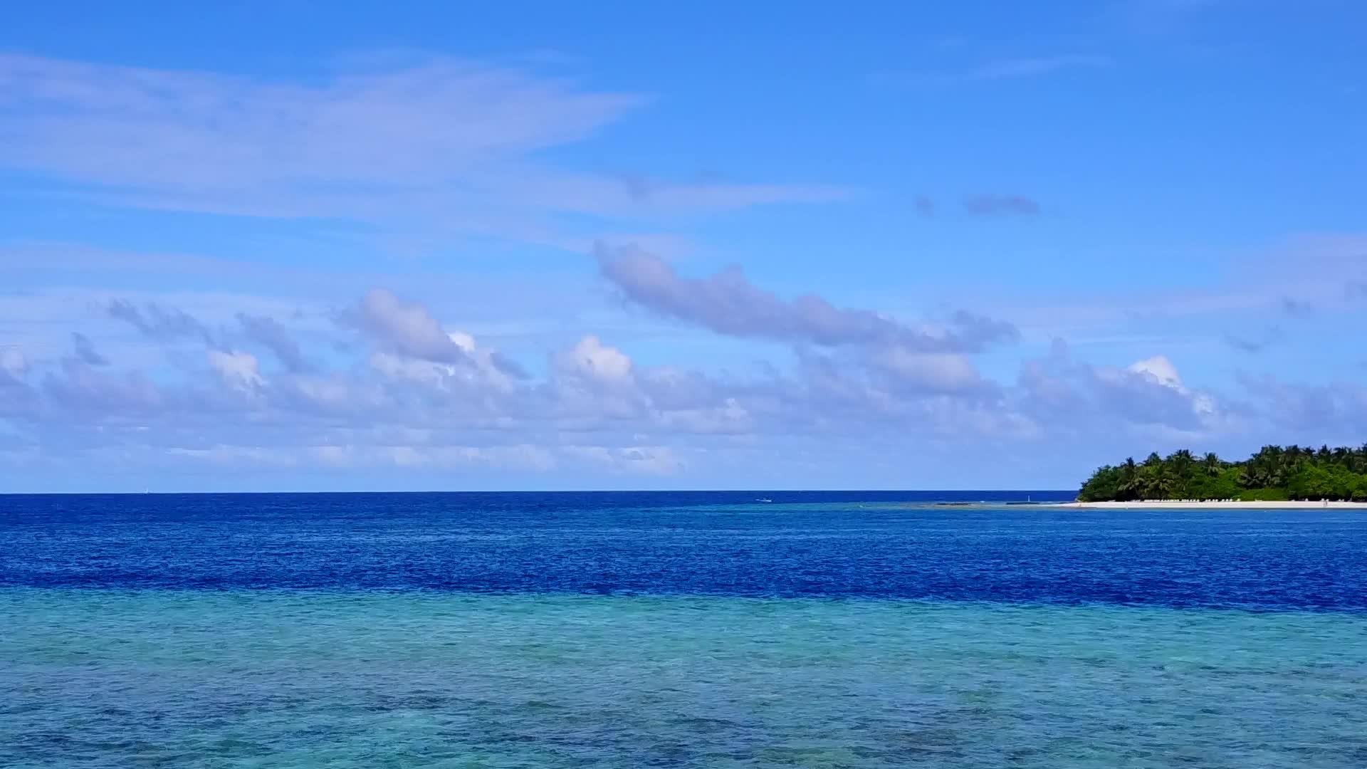 蓝海、白色沙底、蓝海和白色海滩背景环礁湖海滩航行视频的预览图