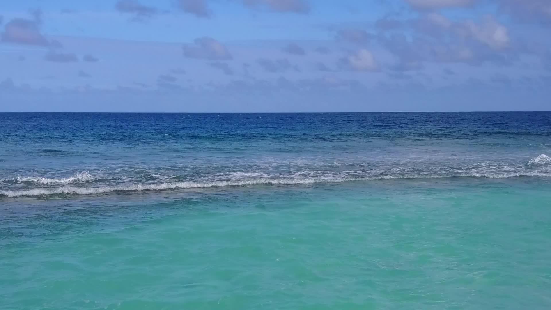 水蓝泻湖和白沙背景的豪华海滩旅游无人机空中旅游视频的预览图