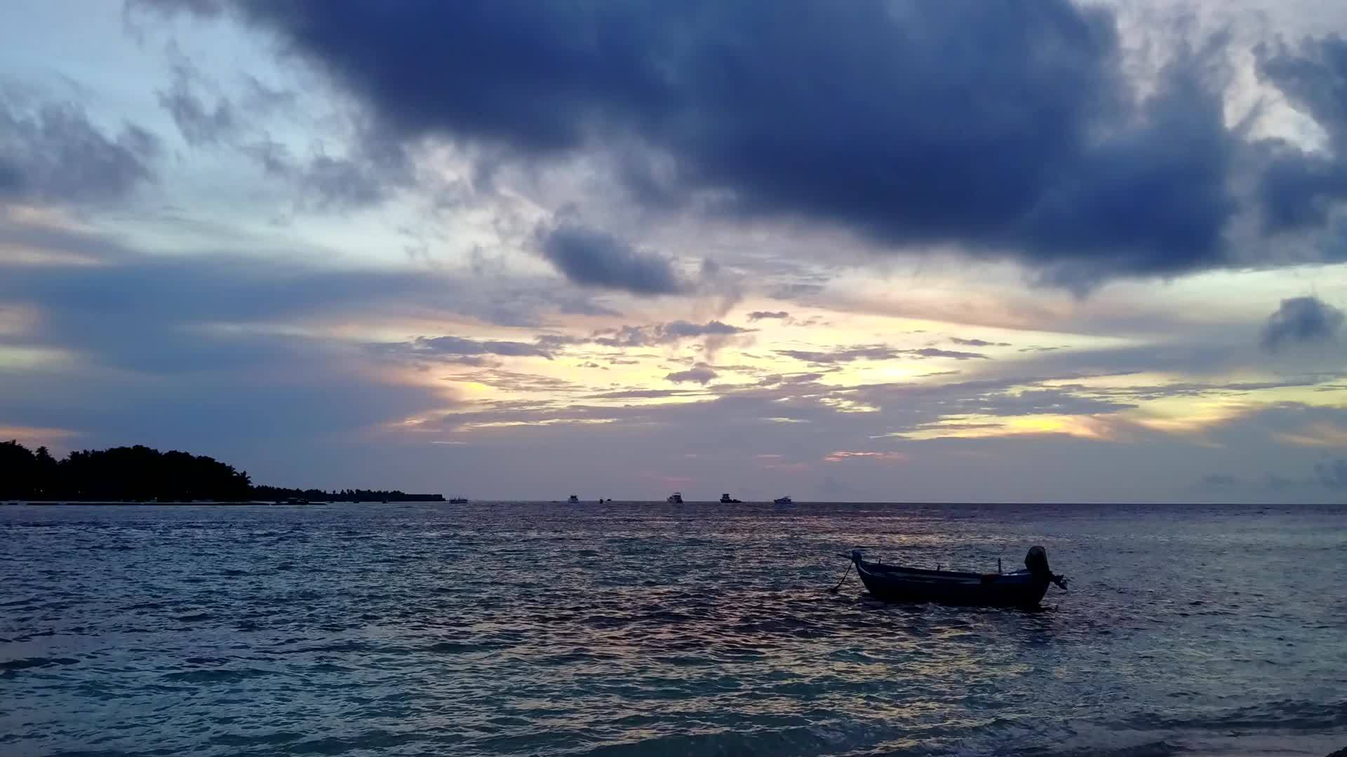 在蓝色环礁湖和白色沙沙的背景下放松岛上的海滩假日视频的预览图