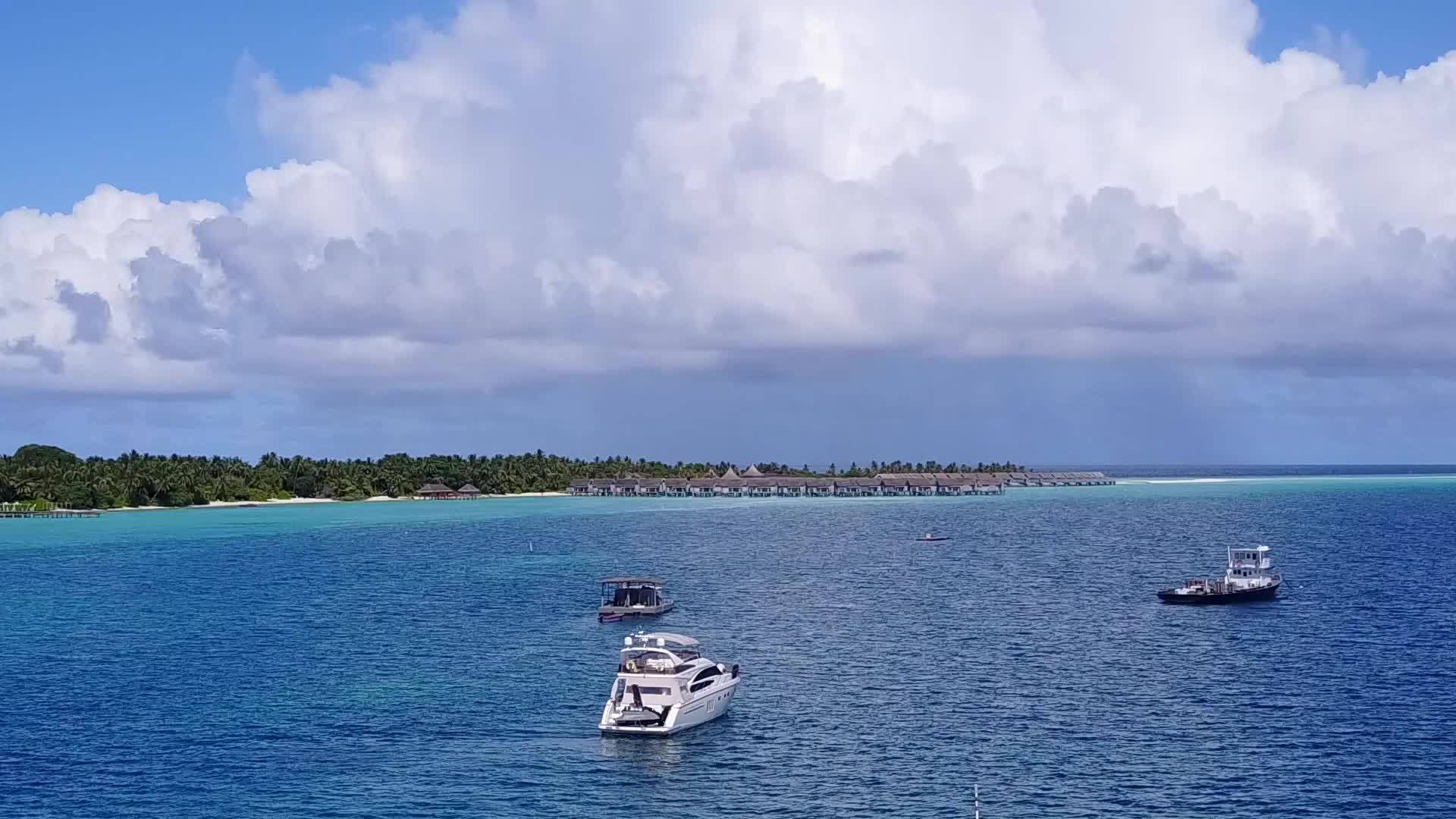 蓝色环礁湖的豪华海湾度假胜地视频的预览图