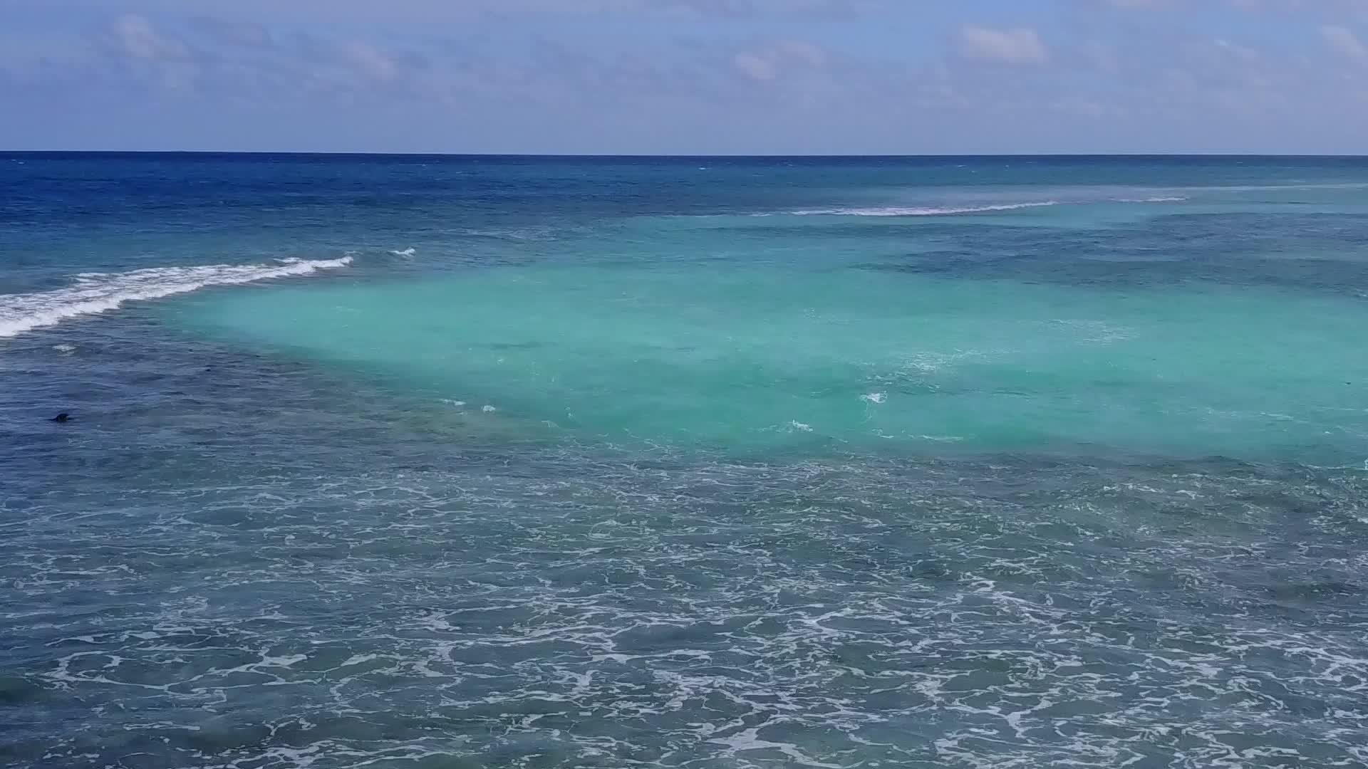 白色沙底蓝绿色环礁湖海滨海滩时间海洋空中海景视频的预览图