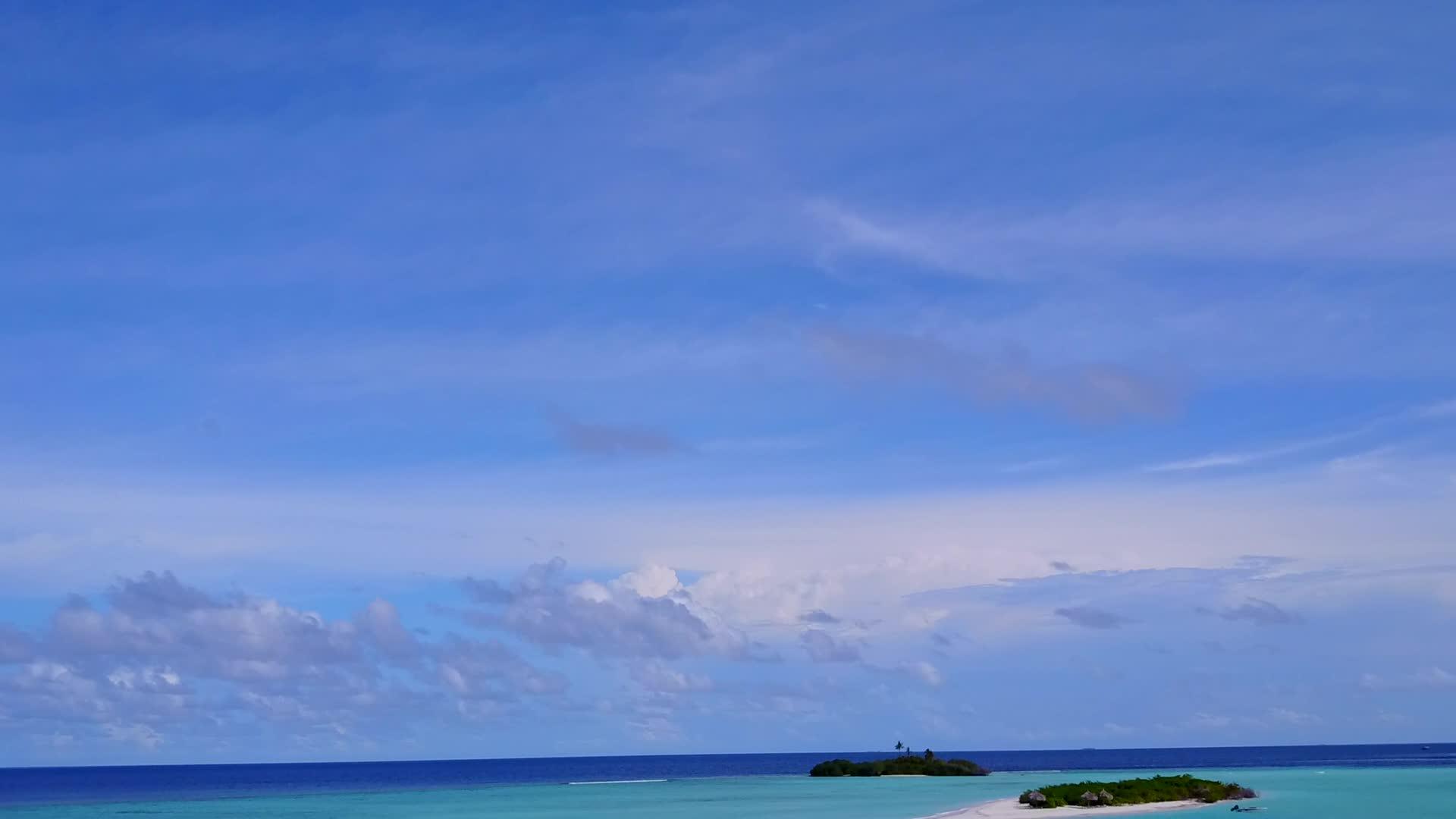 蓝色环礁湖和白色海滩背景的无人驾驶海洋海洋观察海滩时间视频的预览图