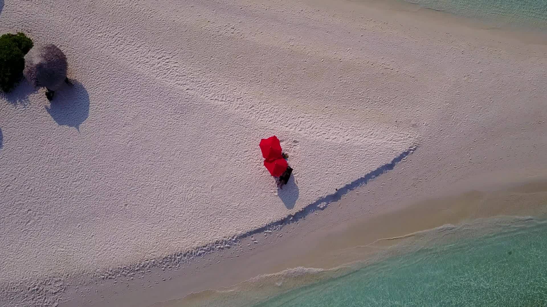 完美的岛屿海滩度假使用蓝绿水和清洁的沙土背景视频的预览图