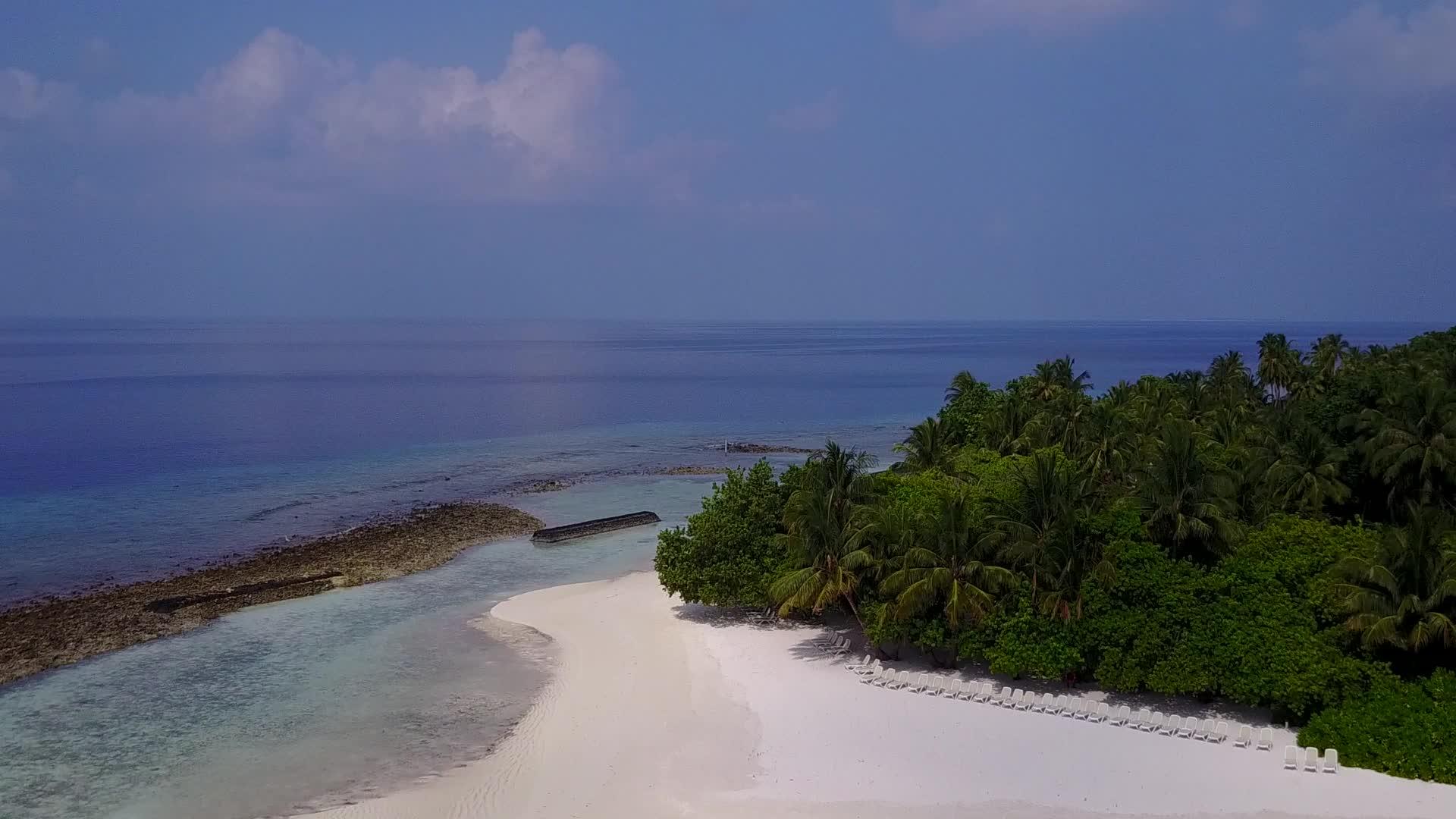 以白色沙滩背景的清海为例无人驾驶空中旅行是完美的视频的预览图