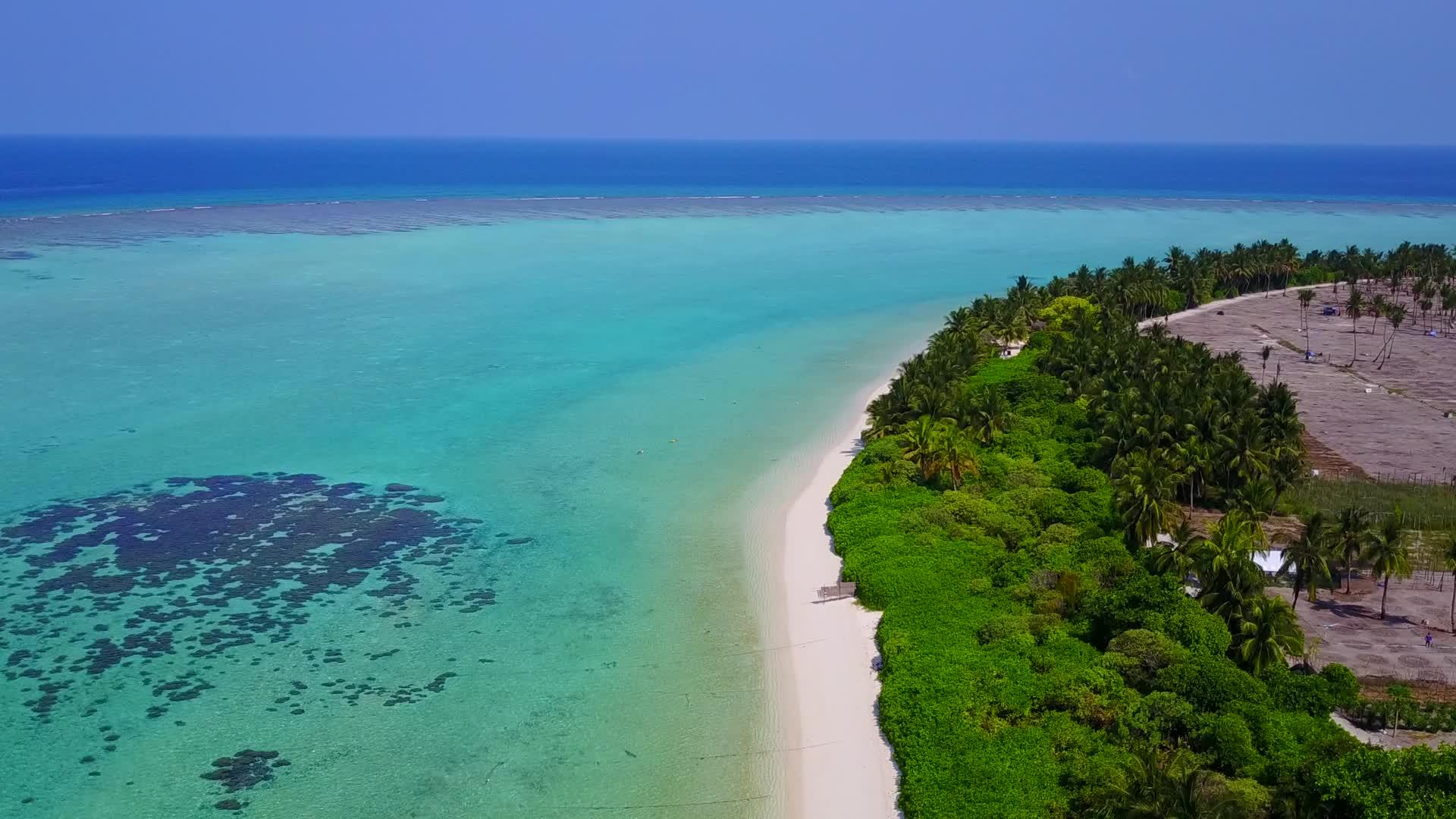 天堂岛海滩以水蓝环礁湖和浅沙为背景航行视频的预览图