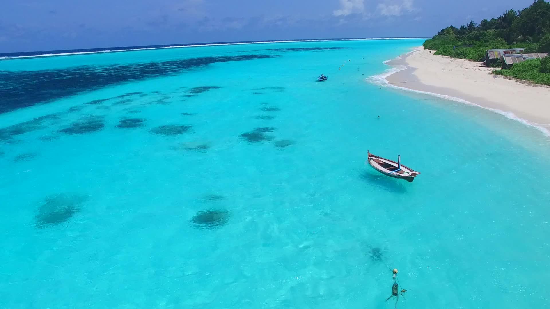 蓝海和白沙底的天堂海滩视频的预览图