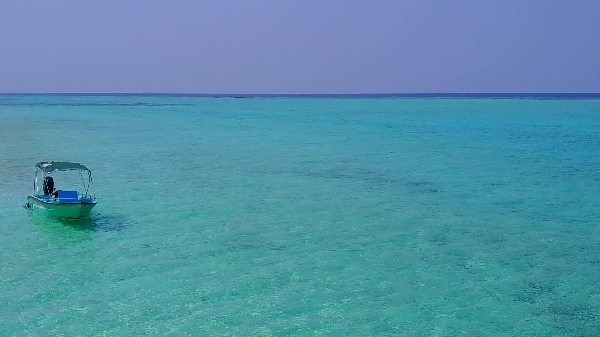 白色沙滩背景蓝色环礁湖的完美岛屿海滩生活方式视频的预览图