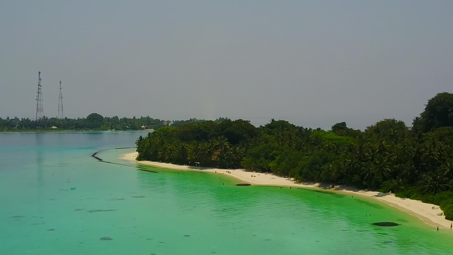 以白沙背景清晰的环礁湖为例在外国海滩度假视频的预览图