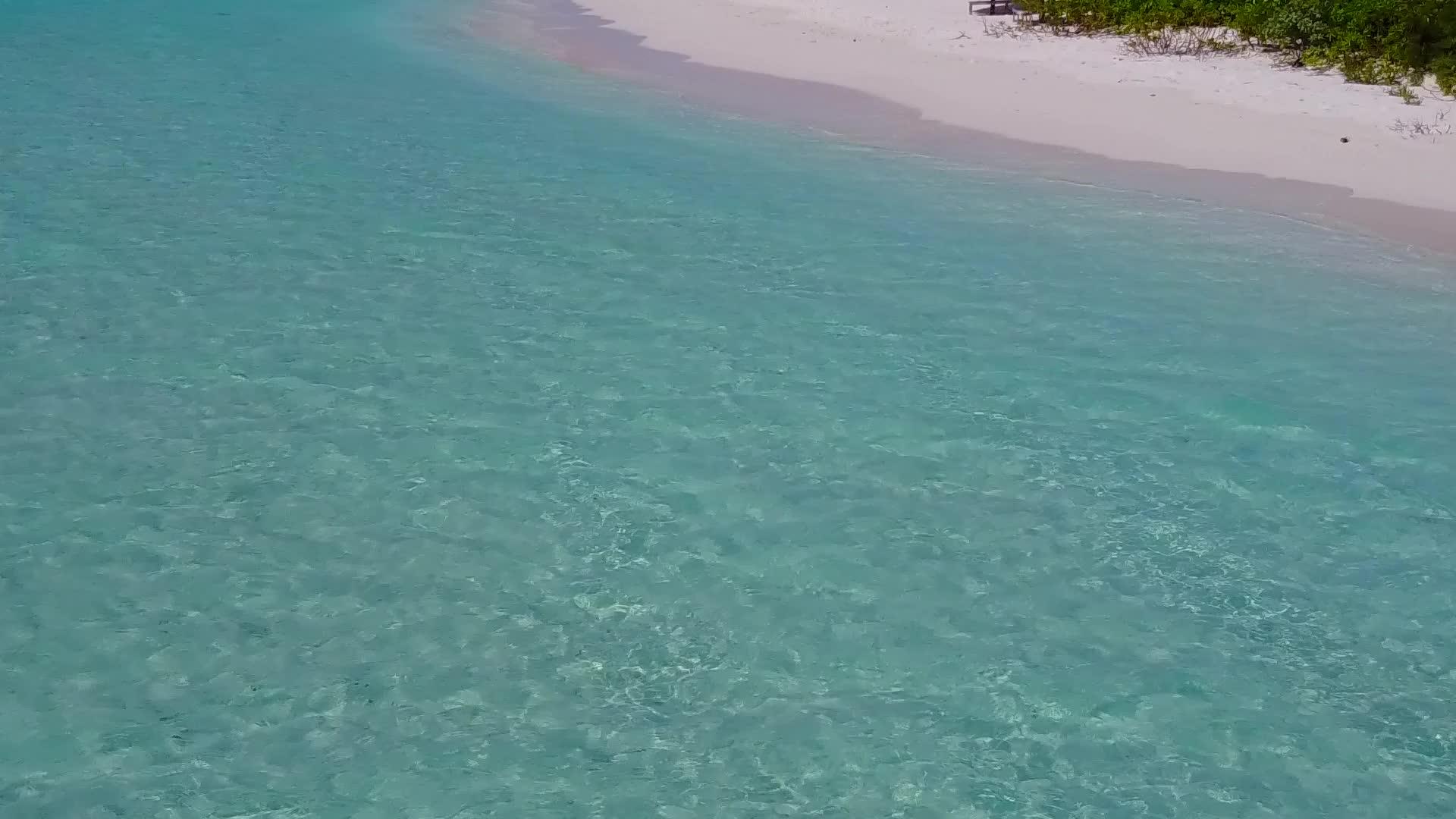白沙背景蓝色泻湖宁静度假海滩度假空中无人机纹理视频的预览图