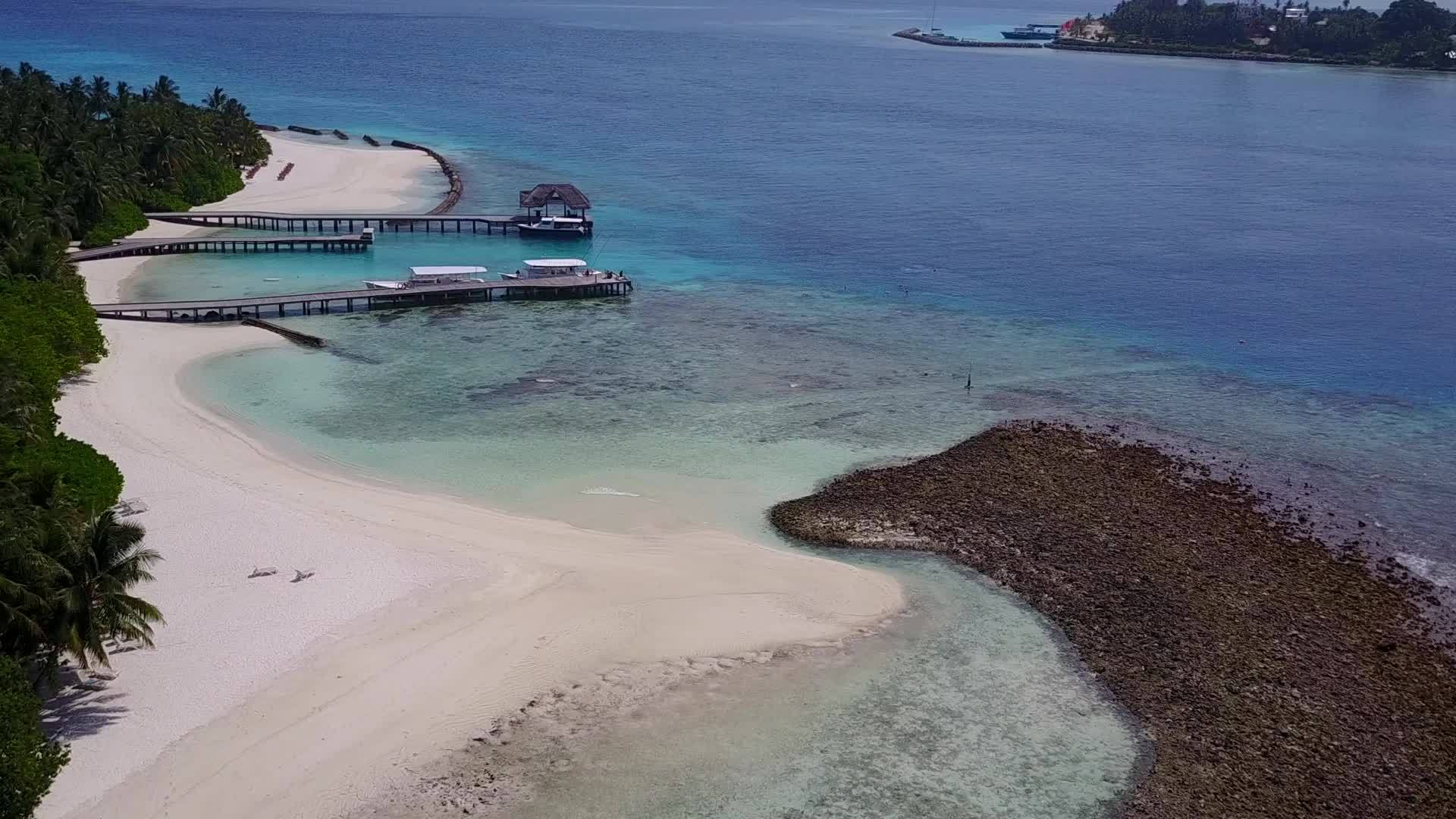 豪华海滩海滩冒险空中观景摘要通过白沙背景清空海洋视频的预览图