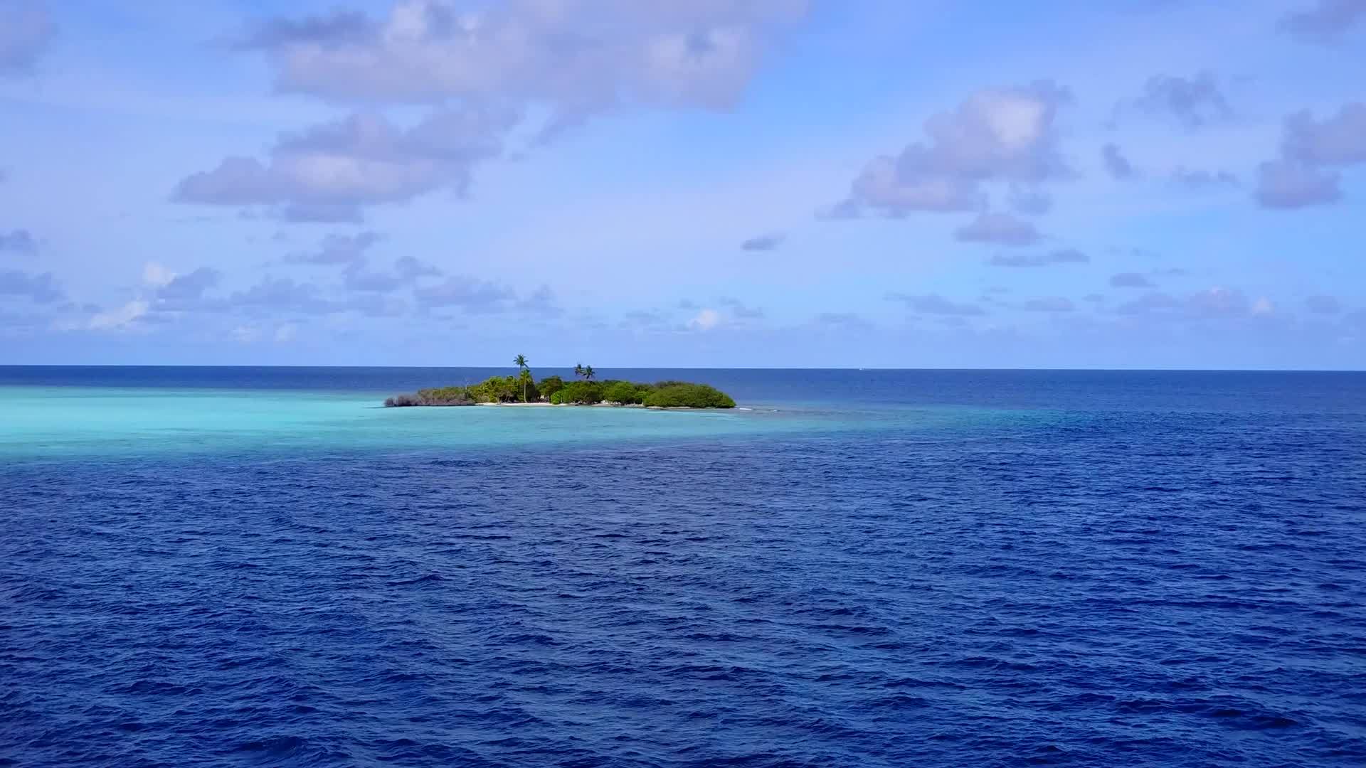蓝色的水和白色的沙土冲破了环礁湖海滩的地貌视频的预览图