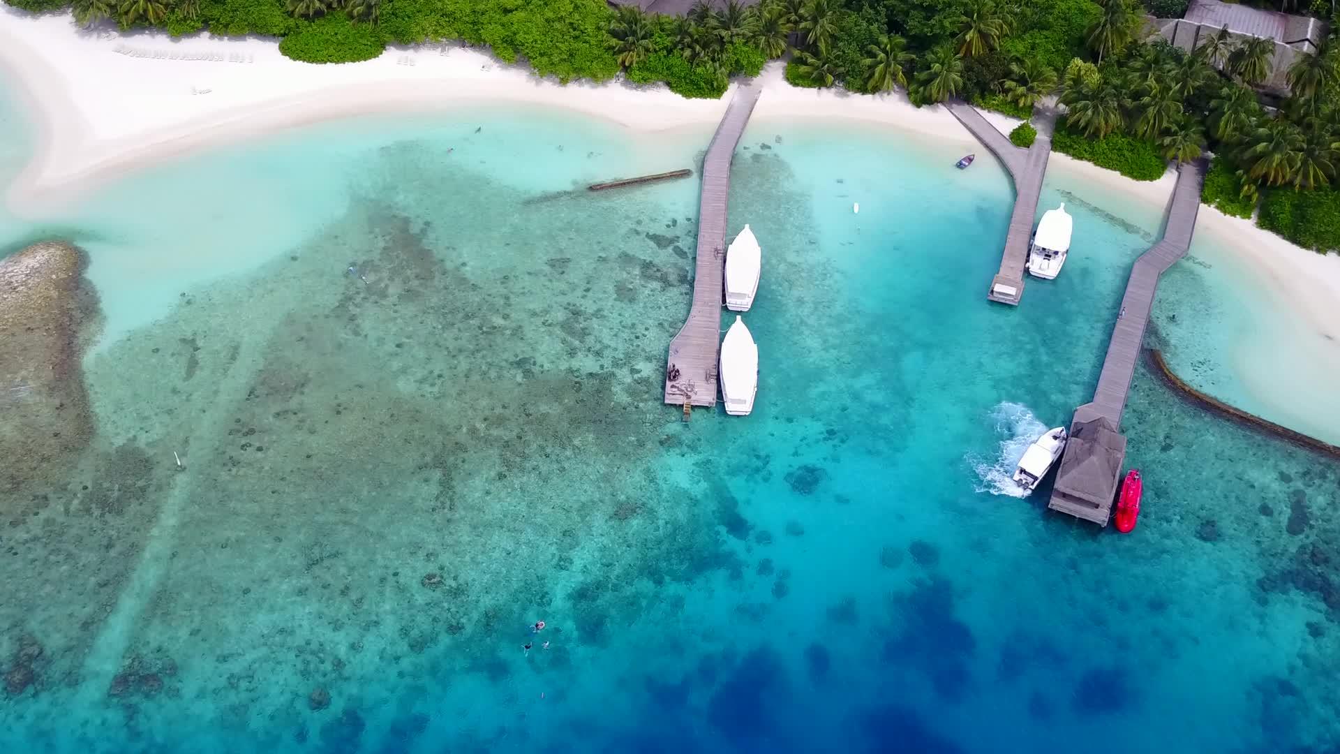 绿色海洋和白色海滩背景的松岛海滩度假风景无人驾驶视频的预览图
