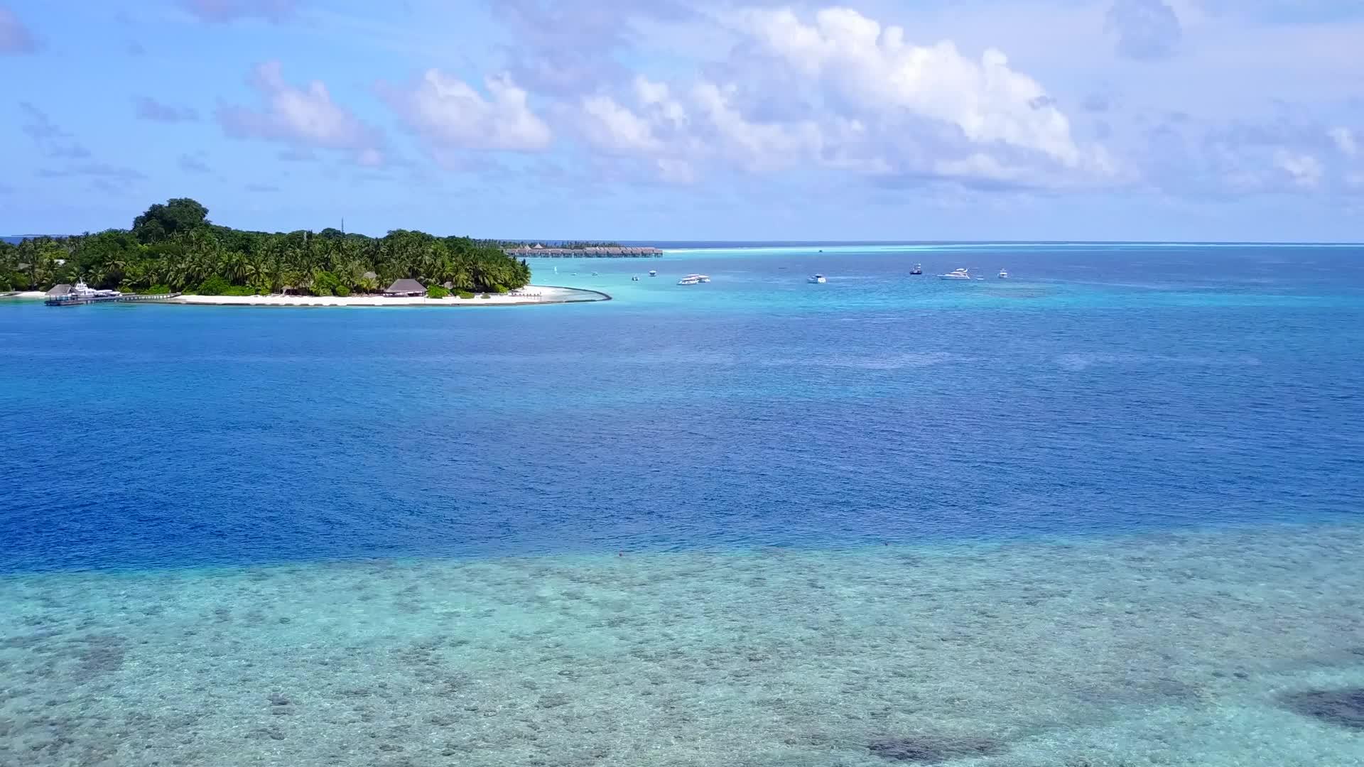 以蓝环礁湖和白沙为背景放松环礁湖海滩度假的空气视频的预览图