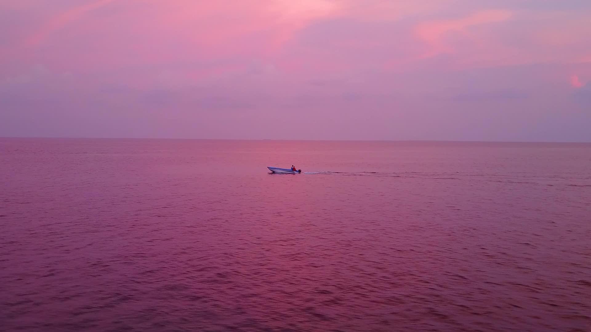 浅珊瑚礁湖深沙底浅浅海滩海滩全景视频的预览图