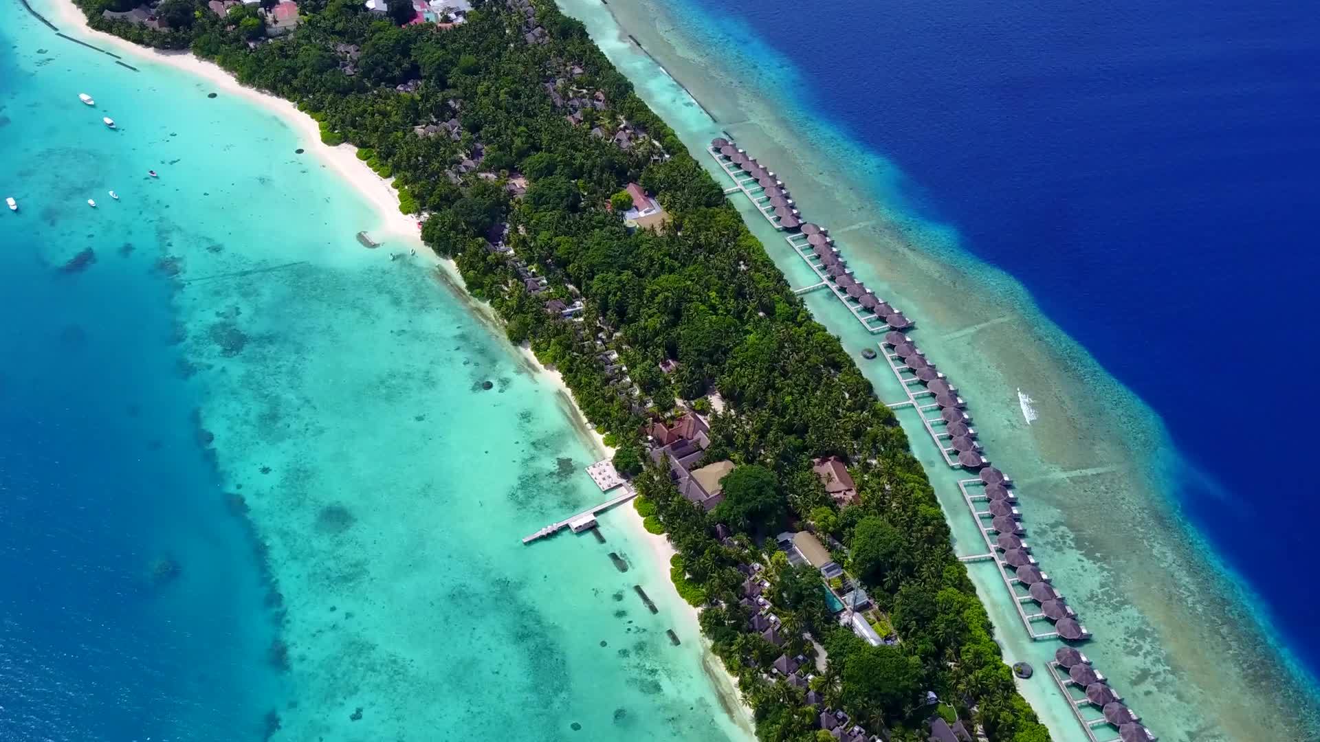 蓝色海平面以浅沙为背景海湾海滩自然飞行视频的预览图