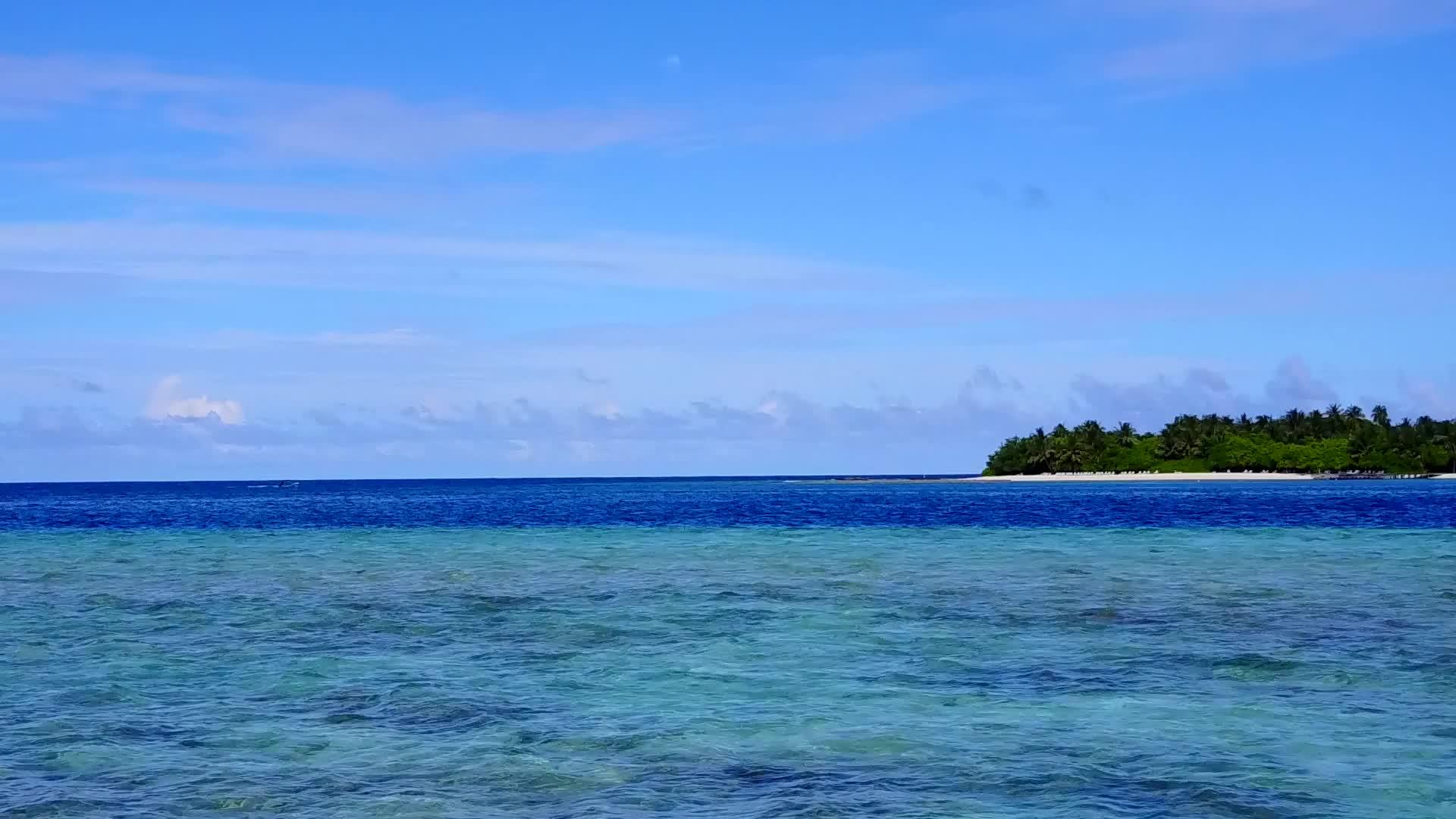 在浅海和白沙的背景下热带海岸线海滩之旅视频的预览图