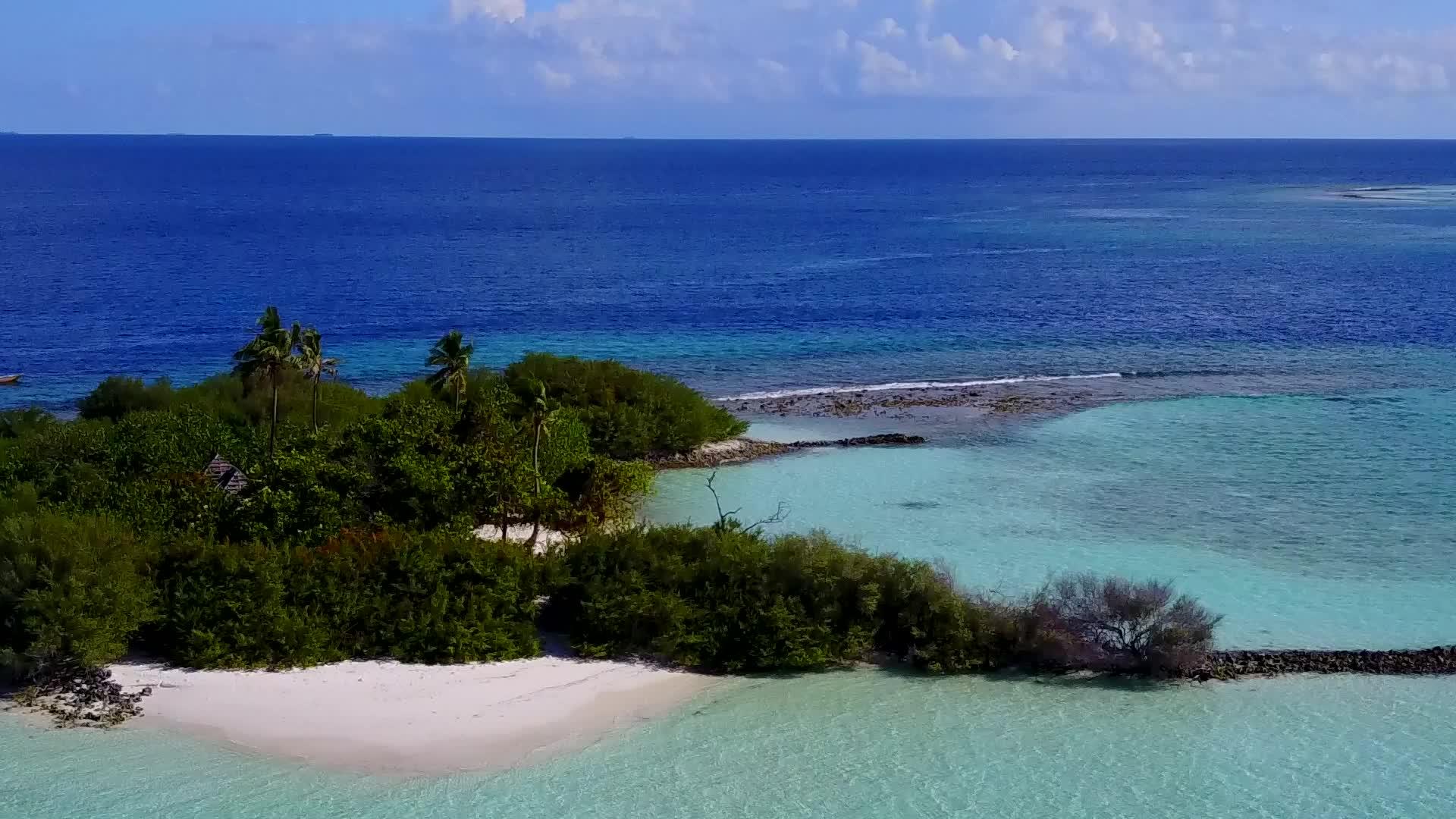 蓝水礁湖和白色沙尘背景观赏海滩宁静度假旅游视频的预览图