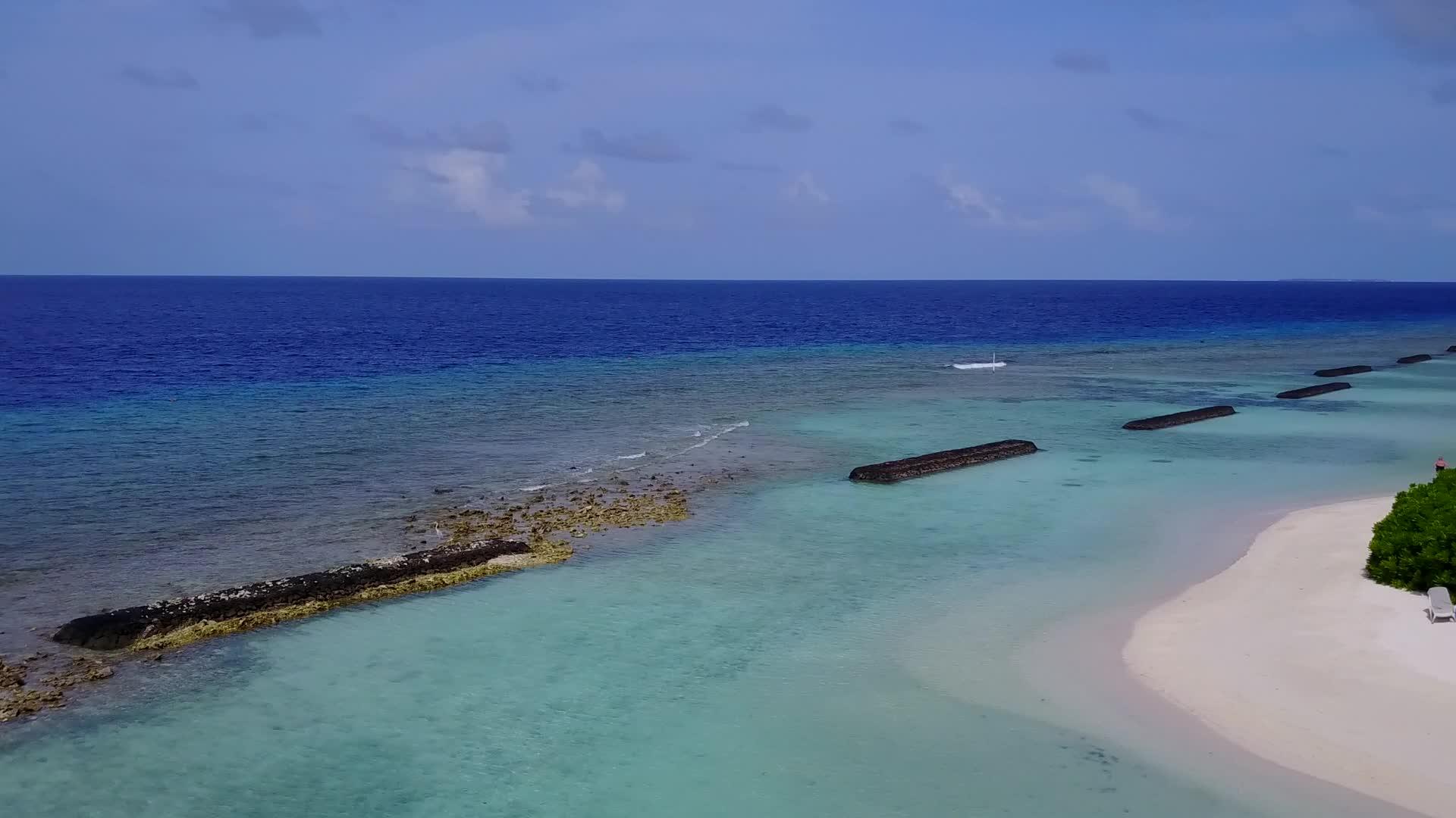 热带旅游海滩冒险在水蓝海洋和白色海滩背景下的鸟瞰图视频的预览图