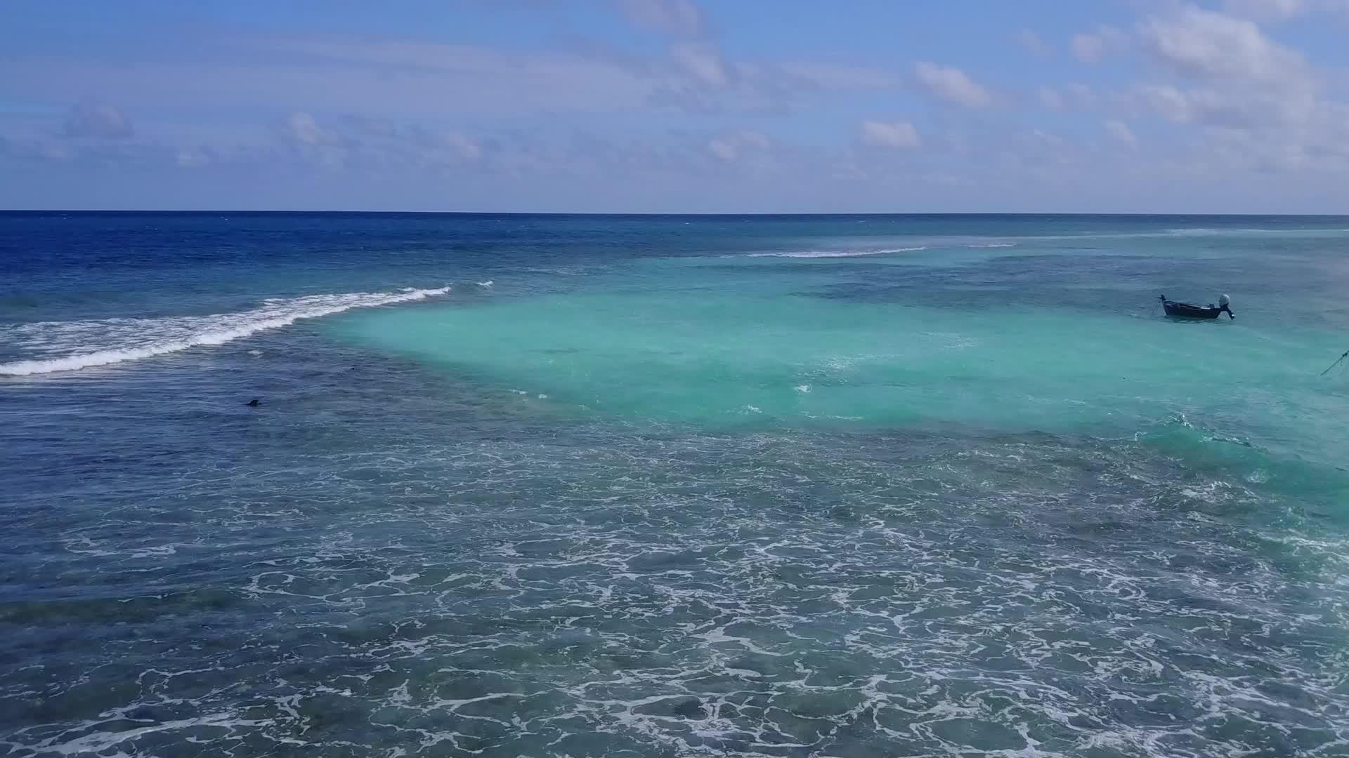 蓝海白沙底蓝海天堂海滩假日空中无人驾驶飞机海景视频的预览图