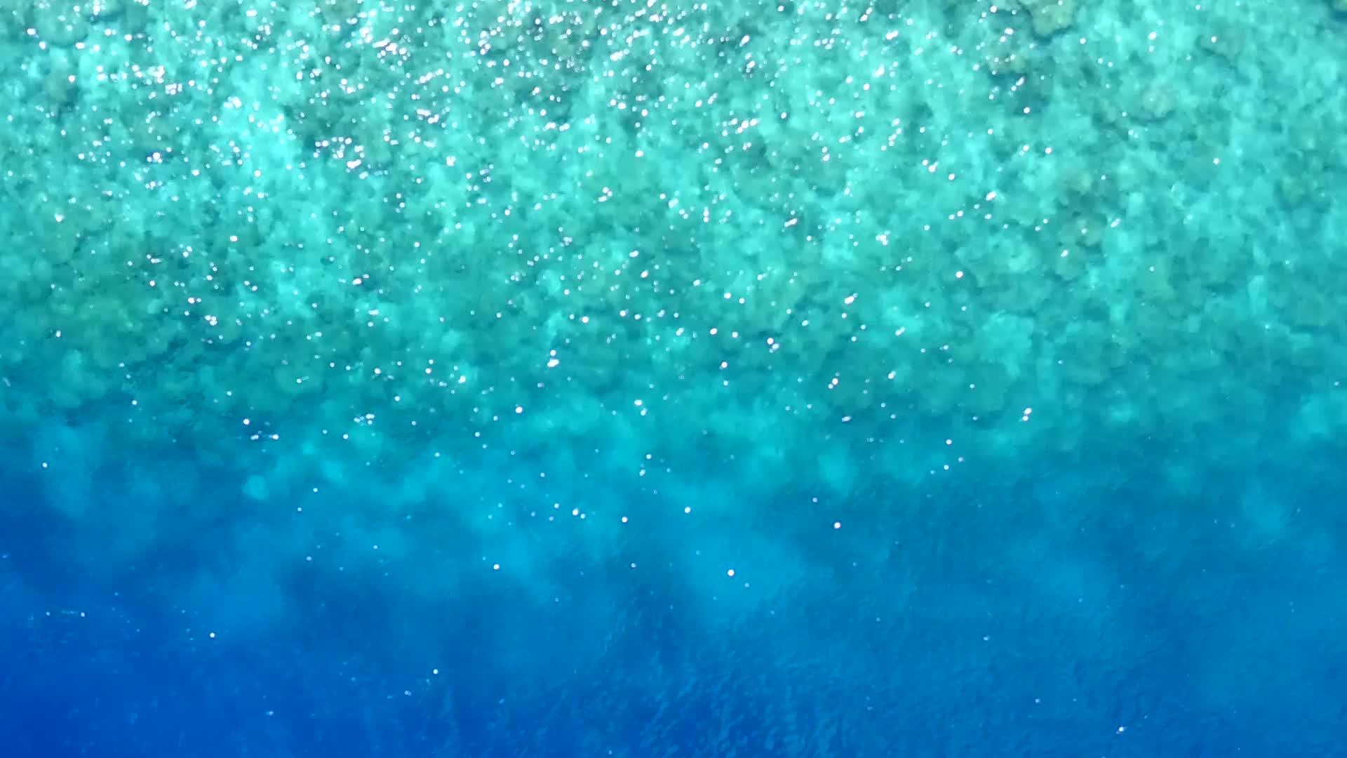 白沙背景透明海上美丽度假海滩度假无人机空中海景视频的预览图