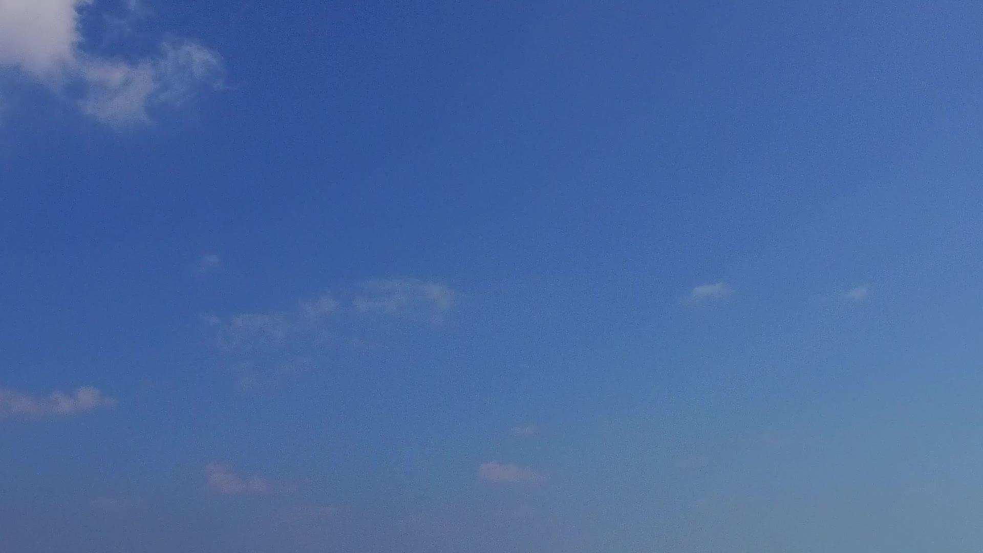 蓝色的环礁湖和白色的海滩视频的预览图