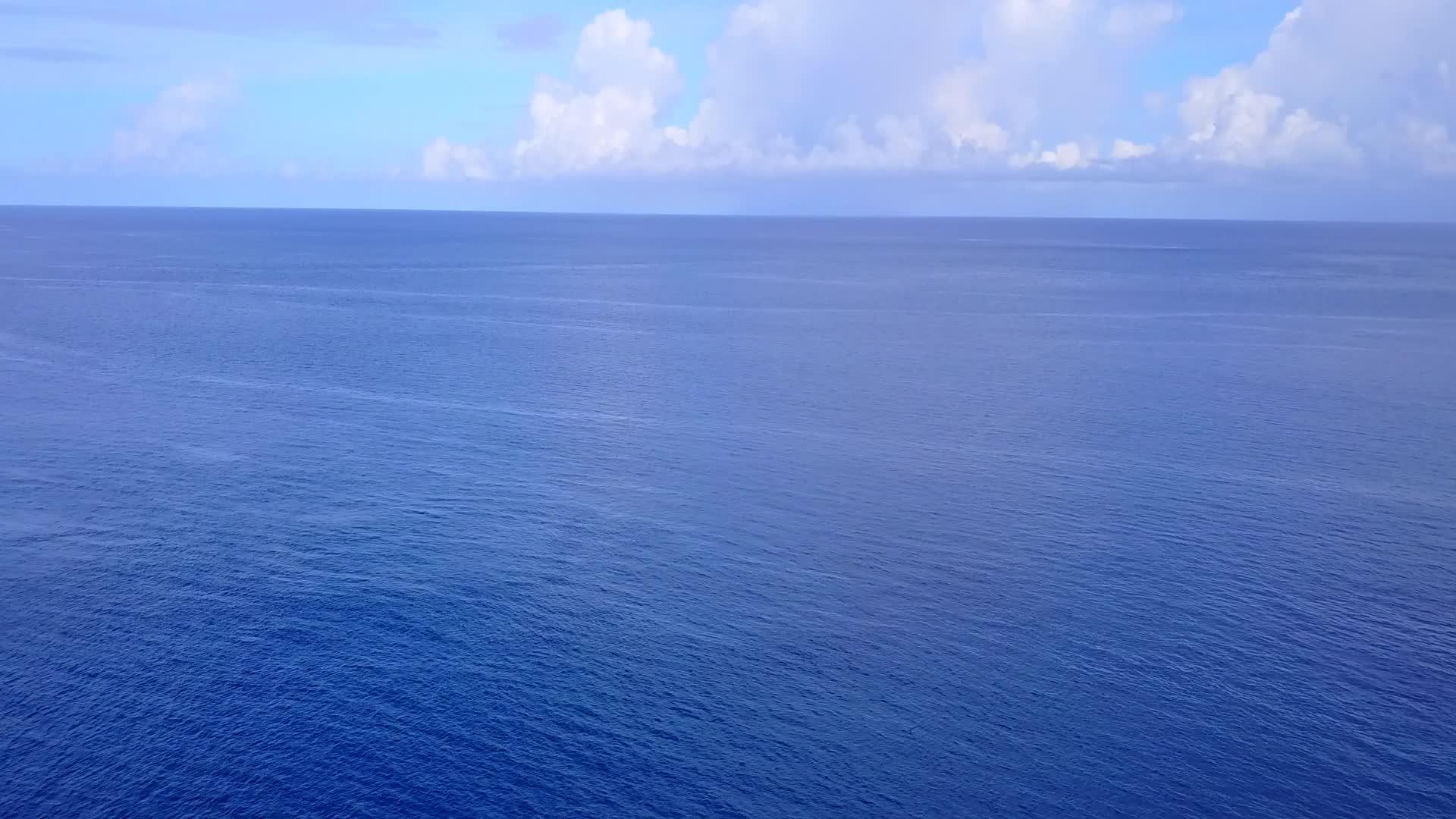 白沙的背景是浅海天堂环礁海滩在空中观赏风景视频的预览图
