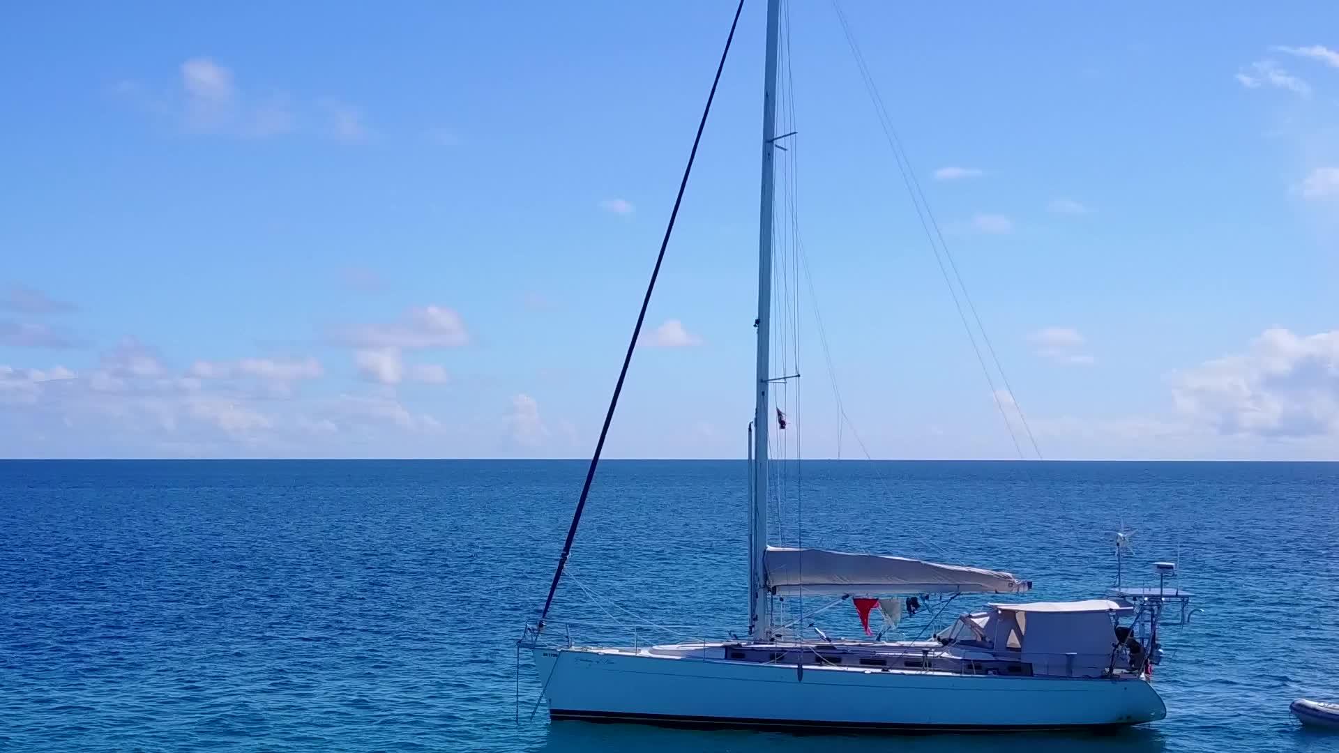 蓝蓝水和清洁沙土为背景的蓝水是缓慢的海湾海滩生活方式视频的预览图