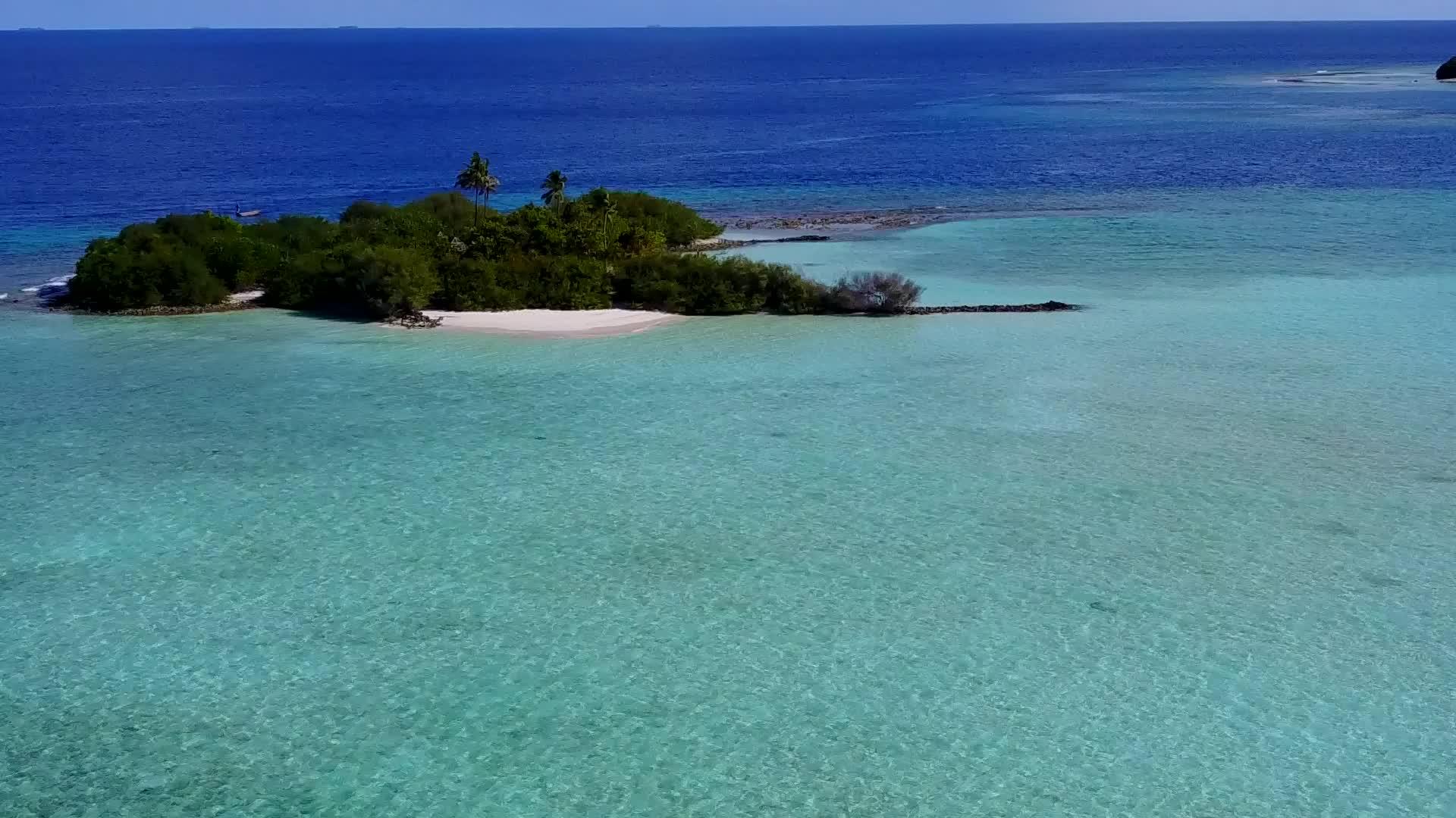 海湾海滩航次的无人驾驶空中飞行旅用白沙底清水视频的预览图