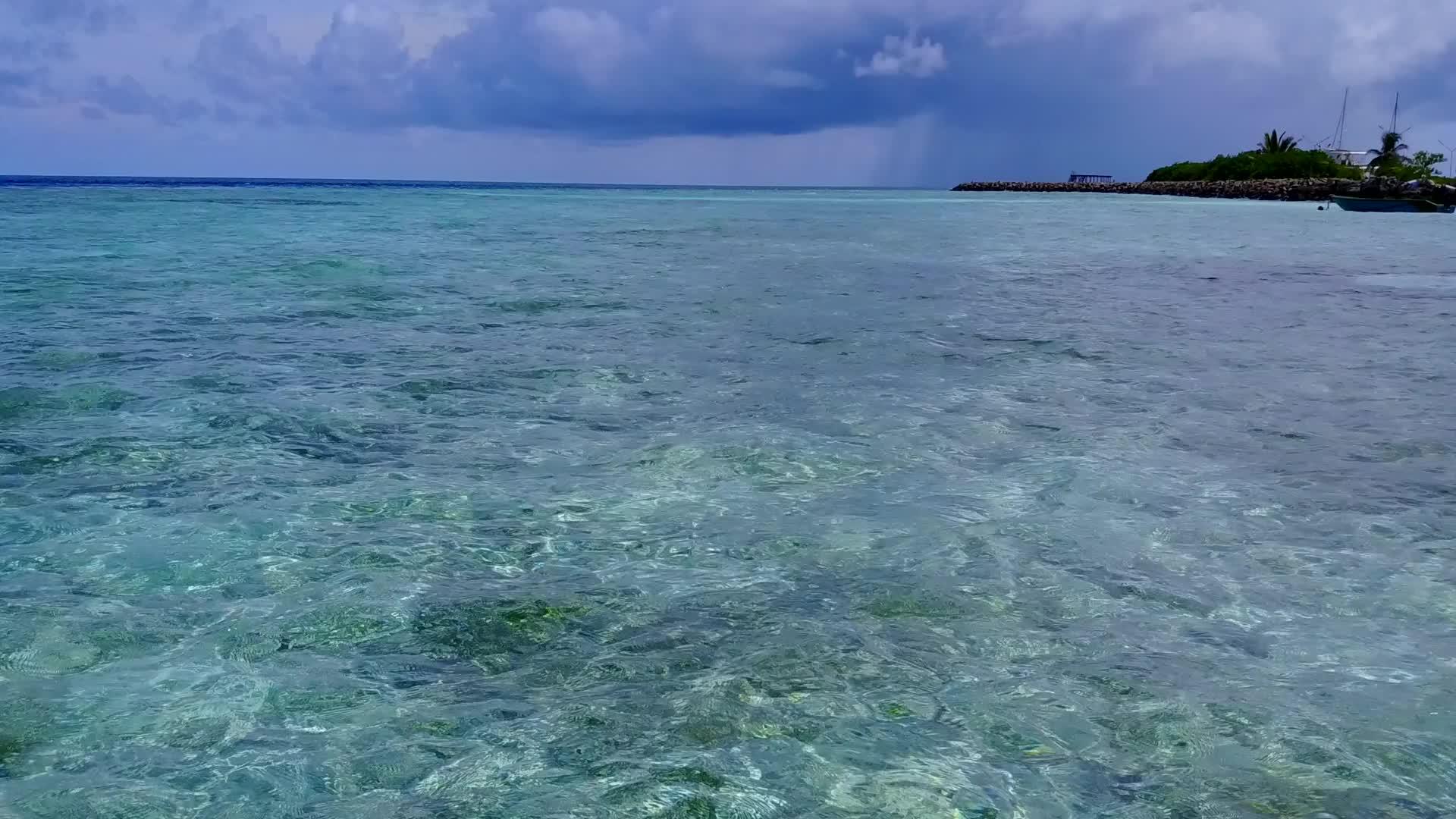 豪华海滨海滩度假的空中旅行由绿水和浅沙组成视频的预览图