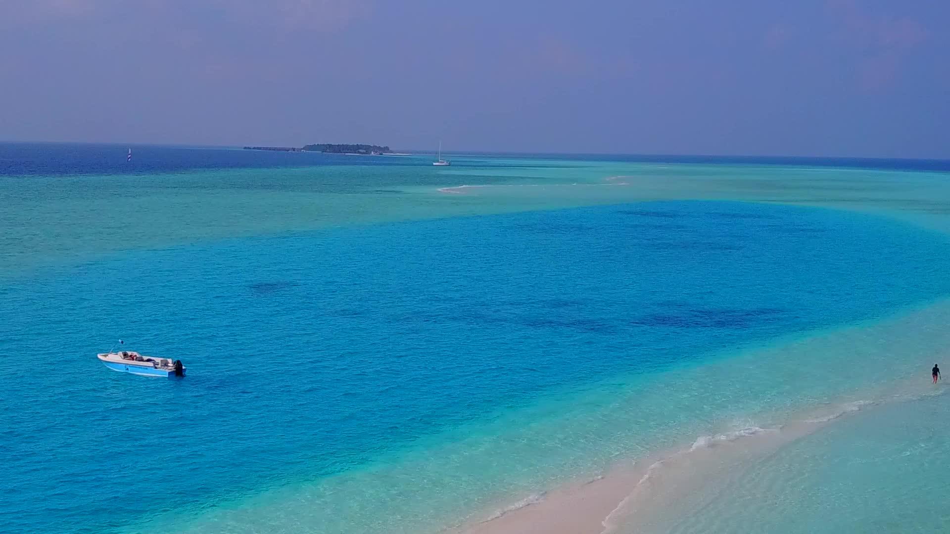 白沙背景蓝泻湖休闲度假海滩之旅视频的预览图