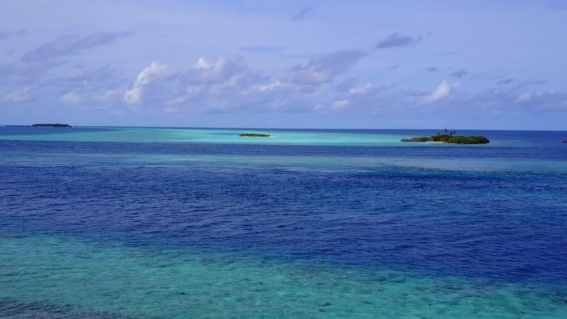 绿宝石环礁湖和美丽的岛屿海滩背景清洁沙土视频的预览图