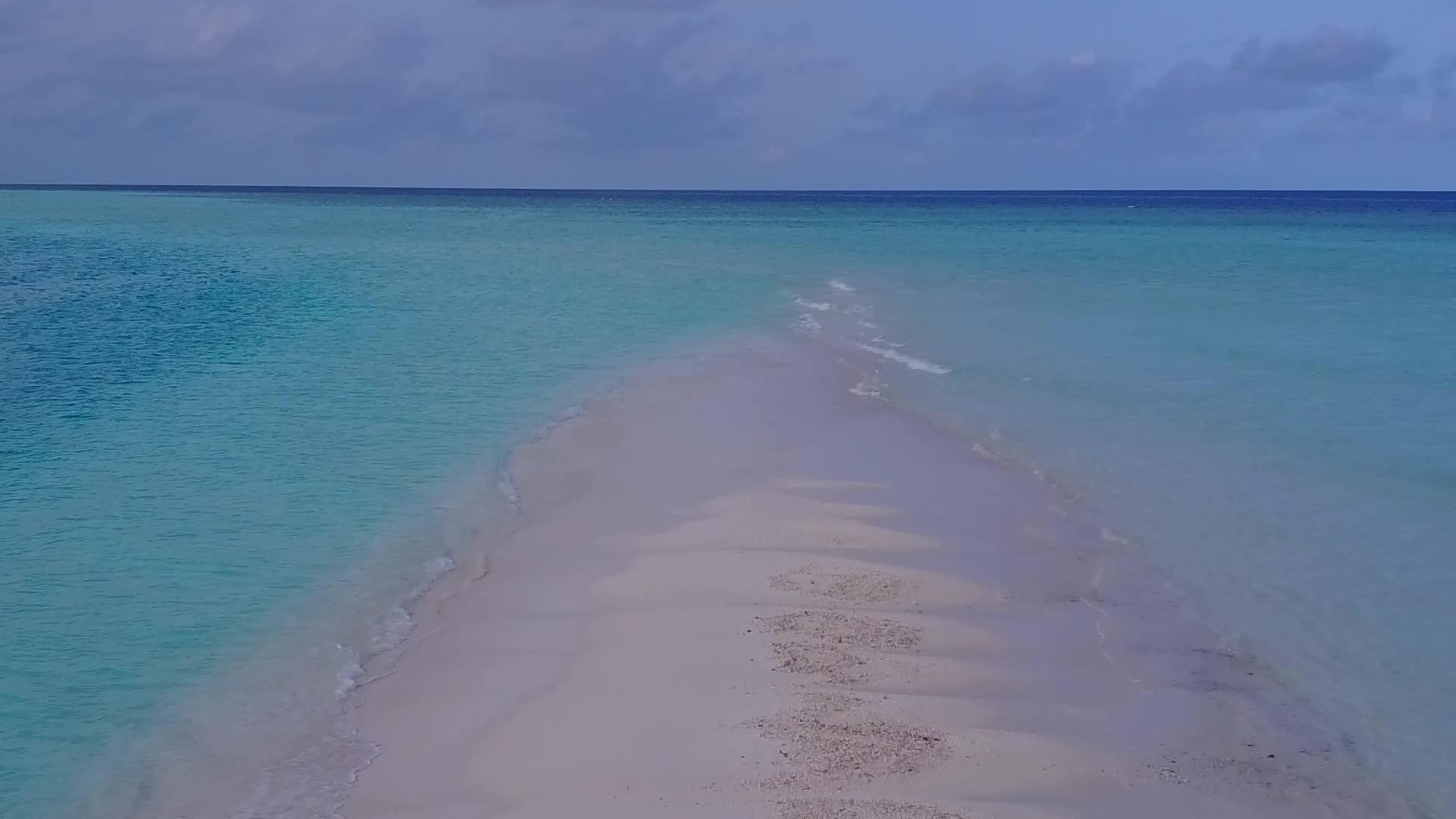 沿海旅游海滩度假的自然性质具有浅海和清洁沙地的背景视频的预览图