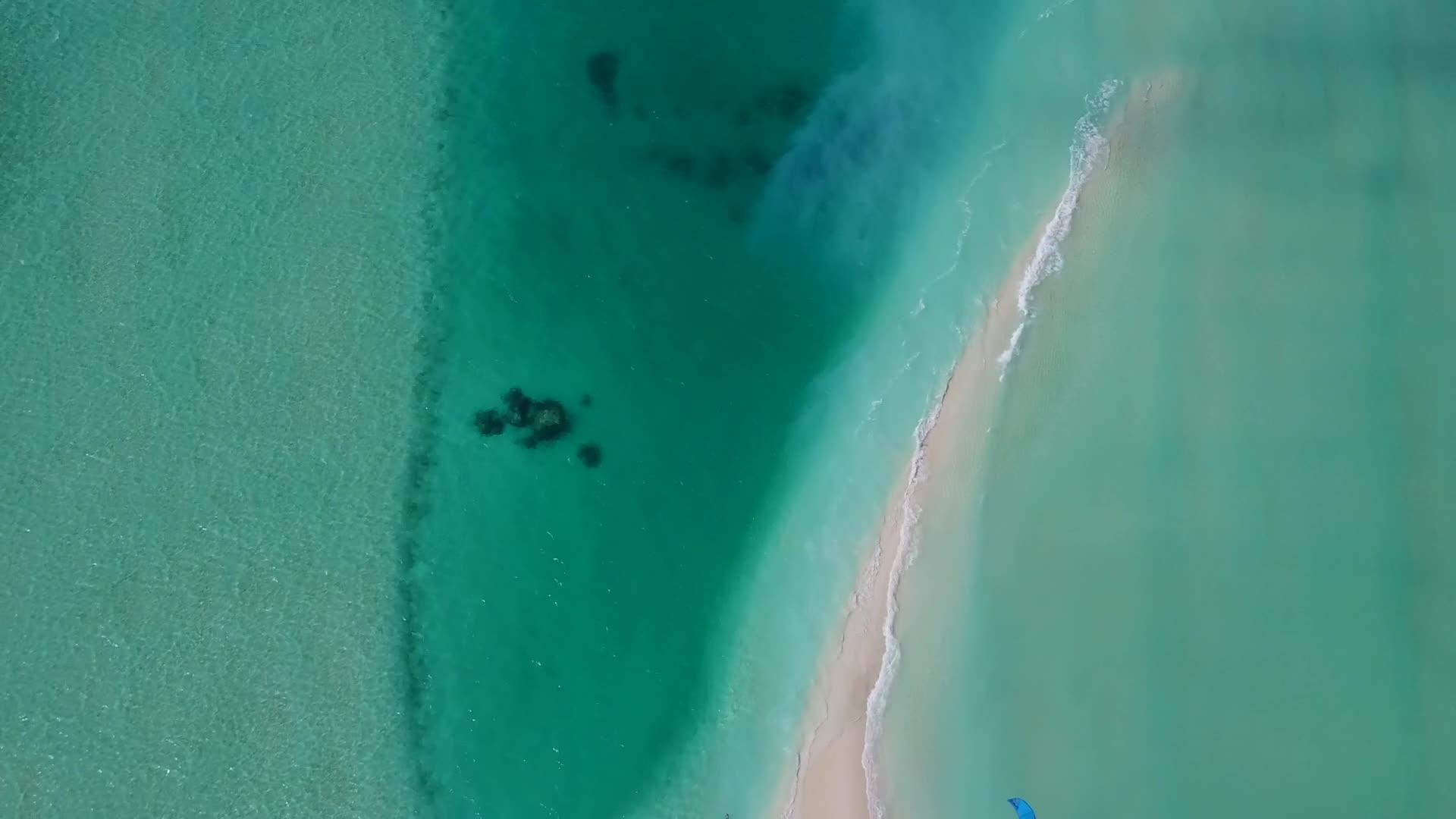 安静的海岸线以透明的水和白色的沙尘为背景打破了海滩视频的预览图