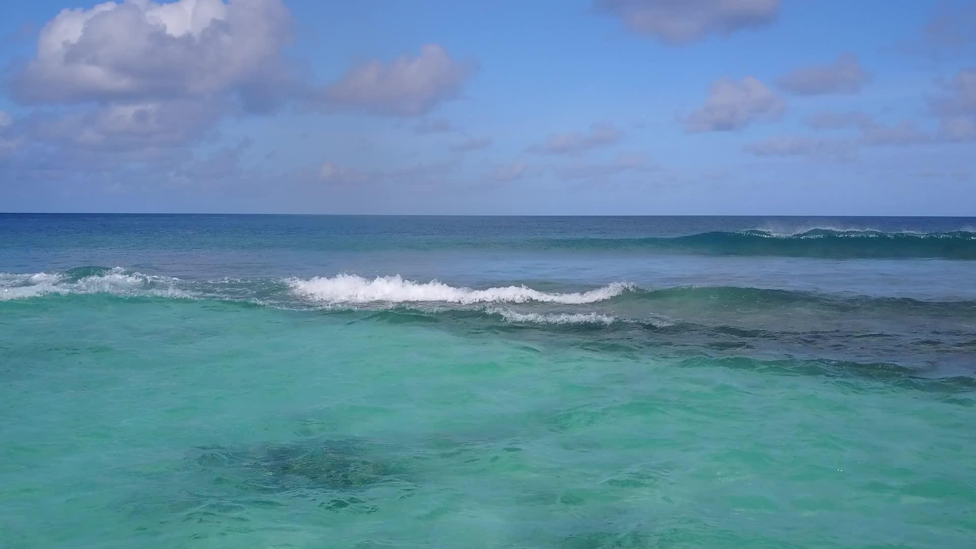 宁静的旅游海滩生活方式以白色沙土为背景以绿海为主题视频的预览图
