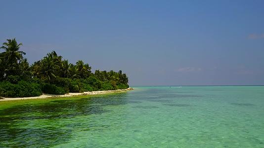 乘坐以蓝色绿水和白色沙滩为背景的岛屿海滩视频的预览图