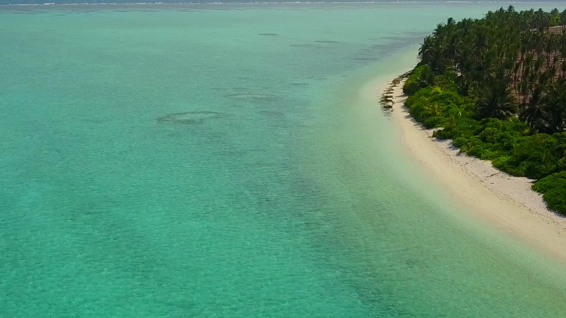 白沙底水蓝环礁湖天堂湾海滩渡假空观景图案视频的预览图