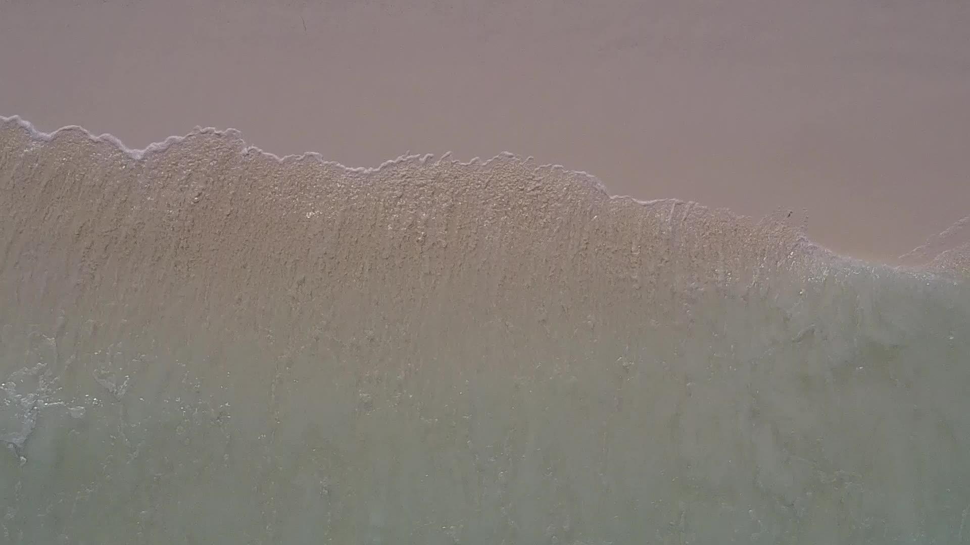 在美丽的海湾海滩上透明的海洋和白色的沙滩视频的预览图