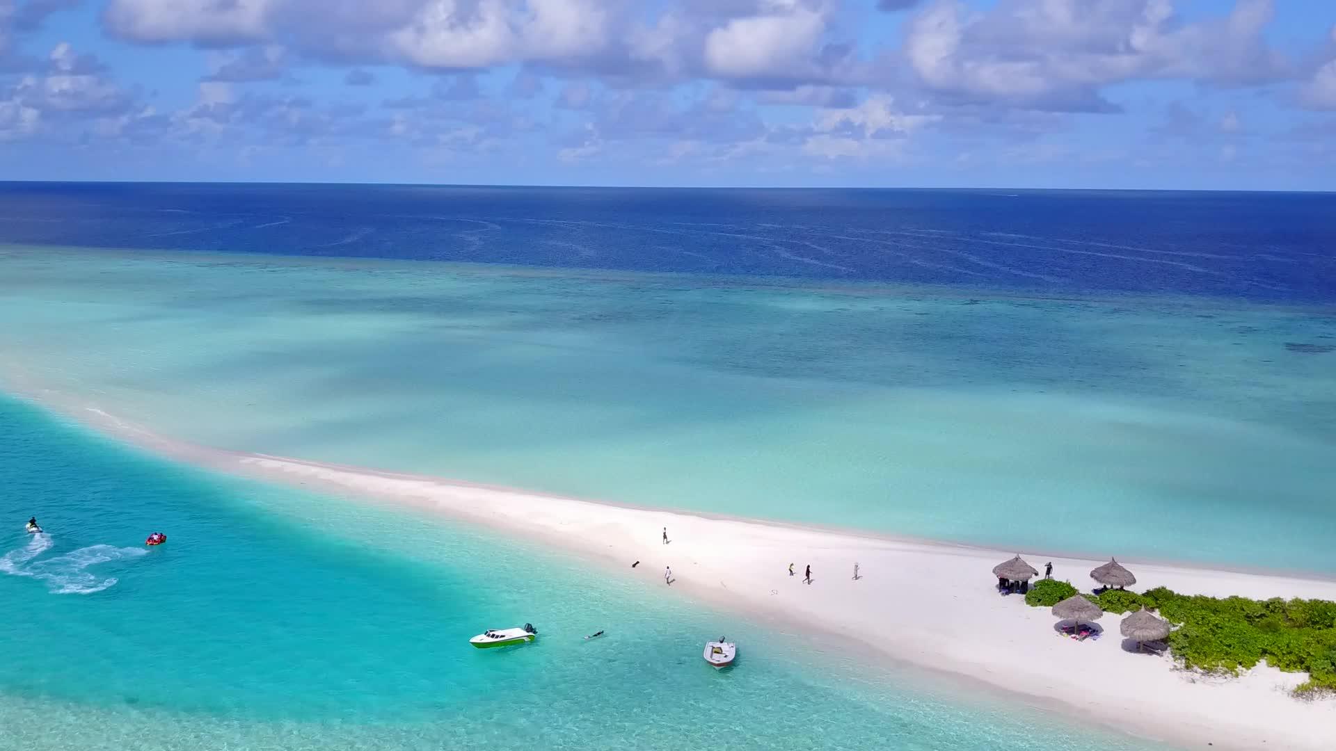 在宁静的海滩上沿着蓝绿色的水和白色的沙沙背景航行视频的预览图