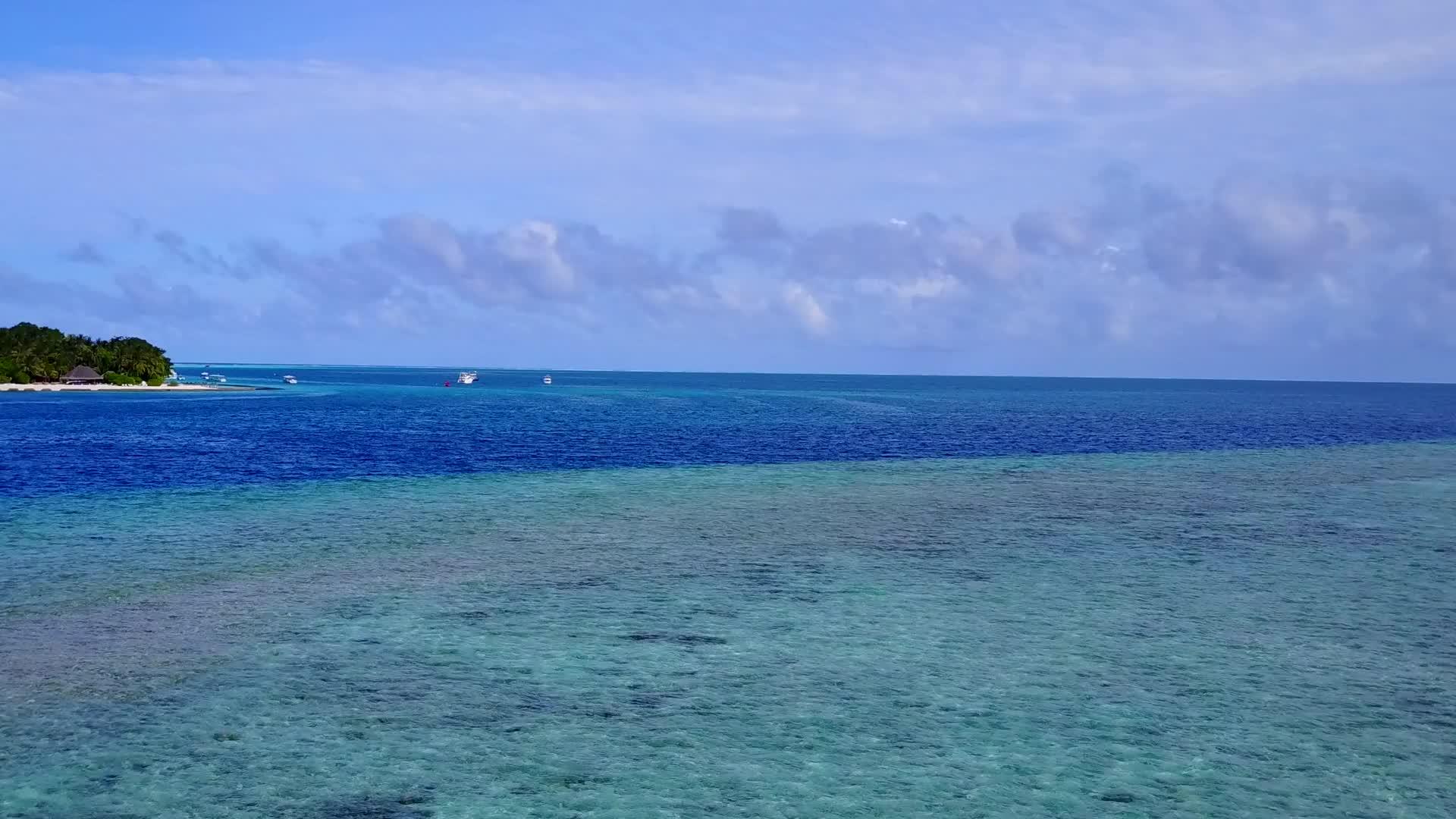 蓝绿色海洋和白色沙滩背景的度假胜地在空中休息视频的预览图