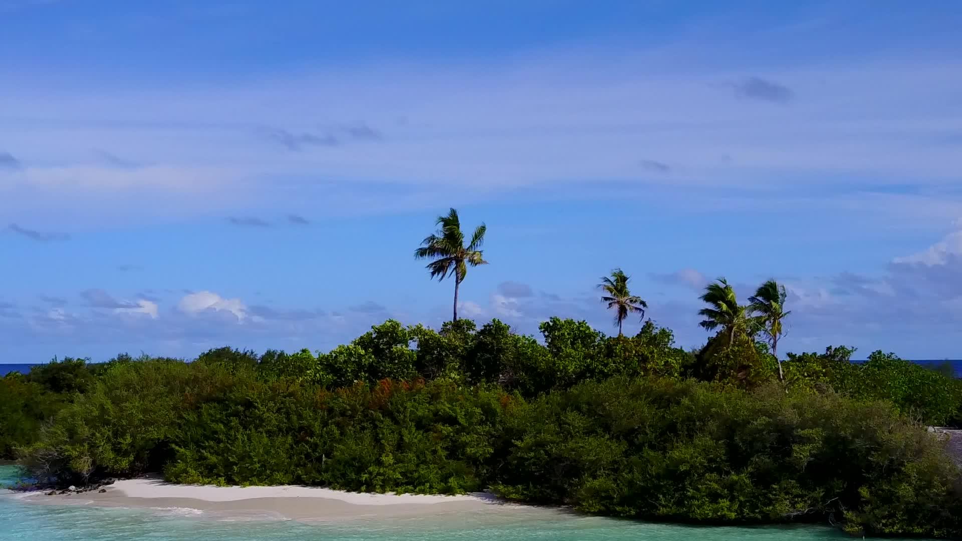 完美的海岸海滩航程以蓝水和白沙为背景视频的预览图