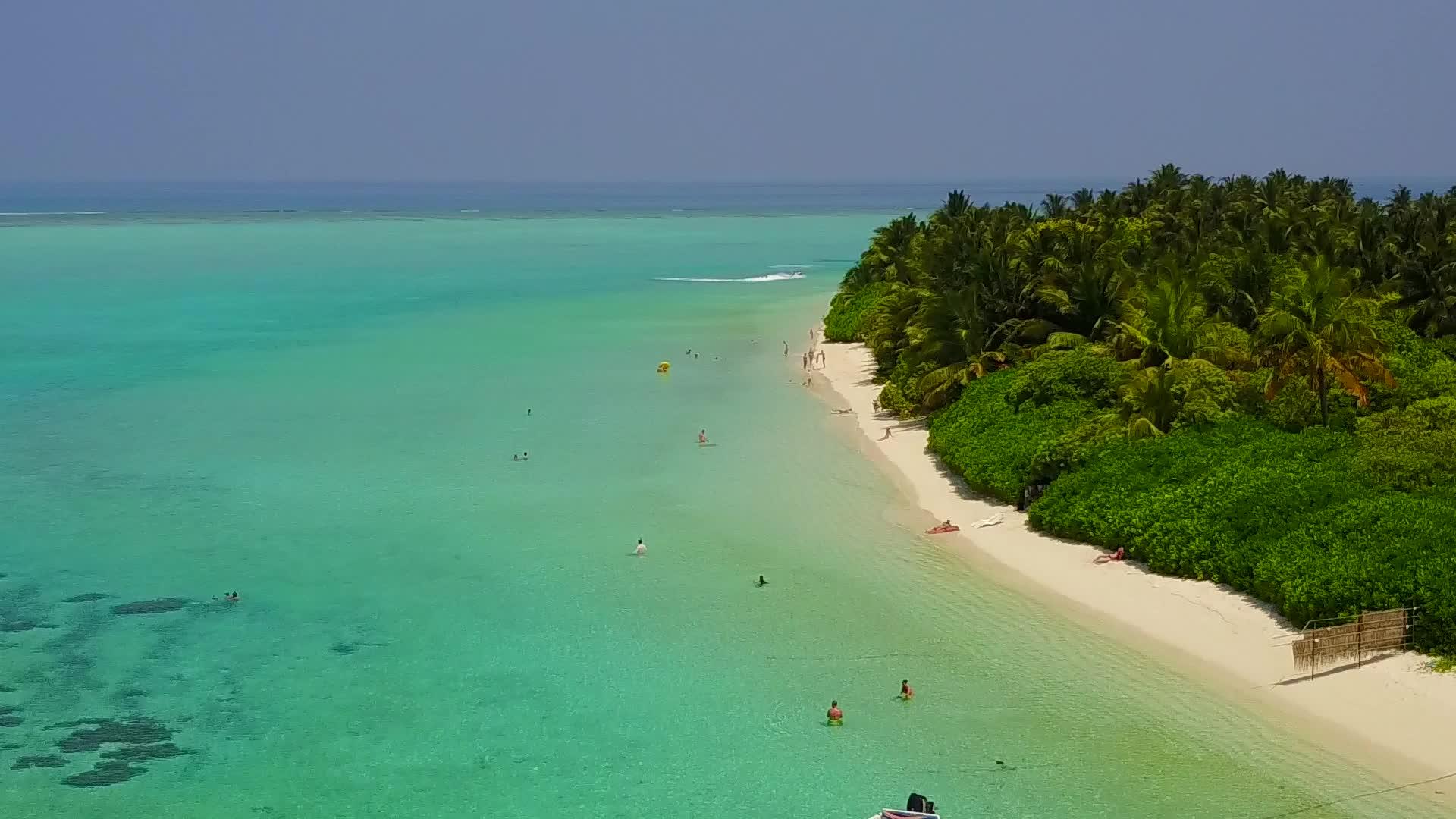 蓝绿色环礁白色沙滩蓝绿色环礁湖滨观光海滩旅游视频的预览图