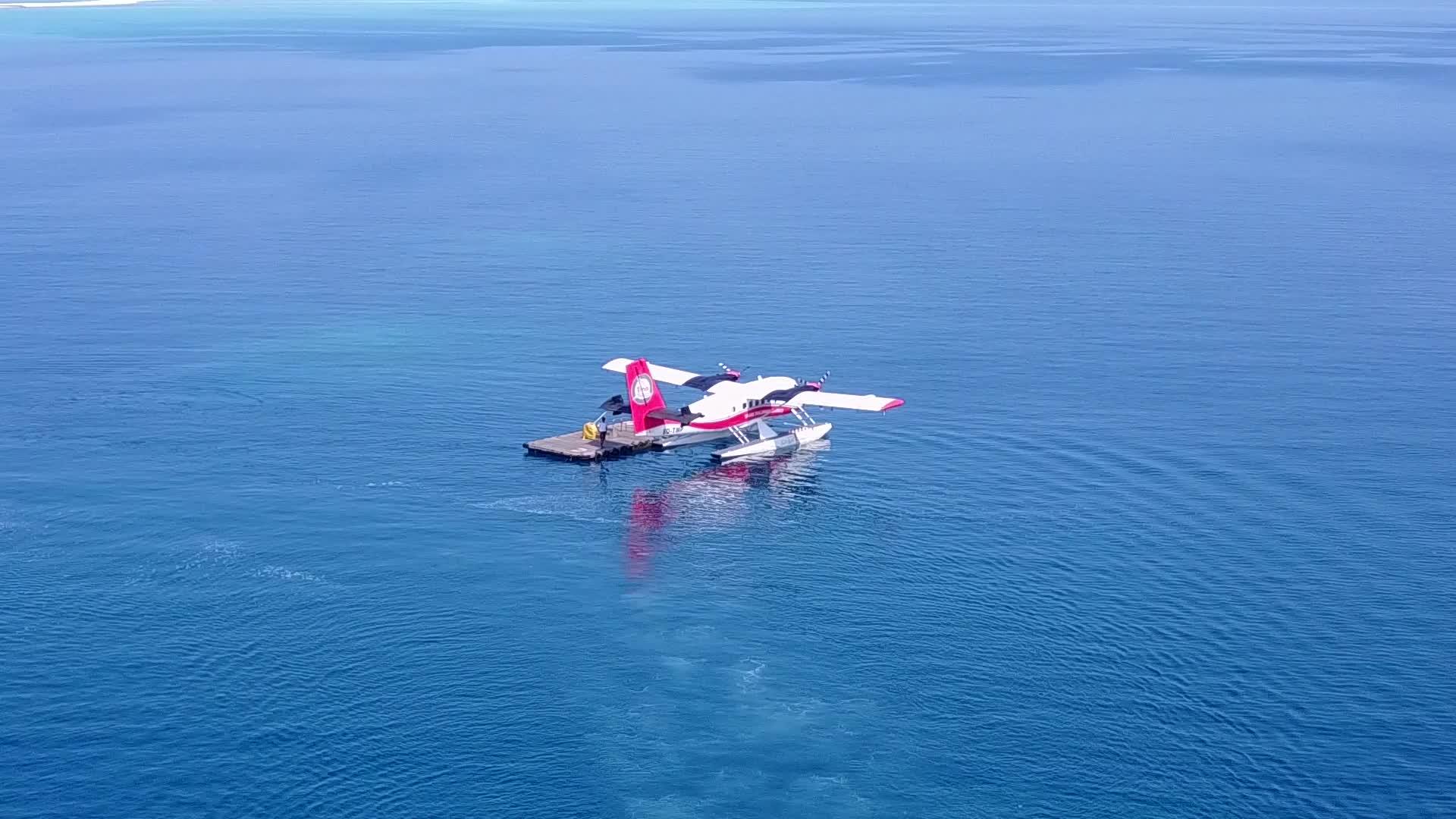 在白沙的背景下清澈的水和田园诗般的旅游海滩之旅视频的预览图