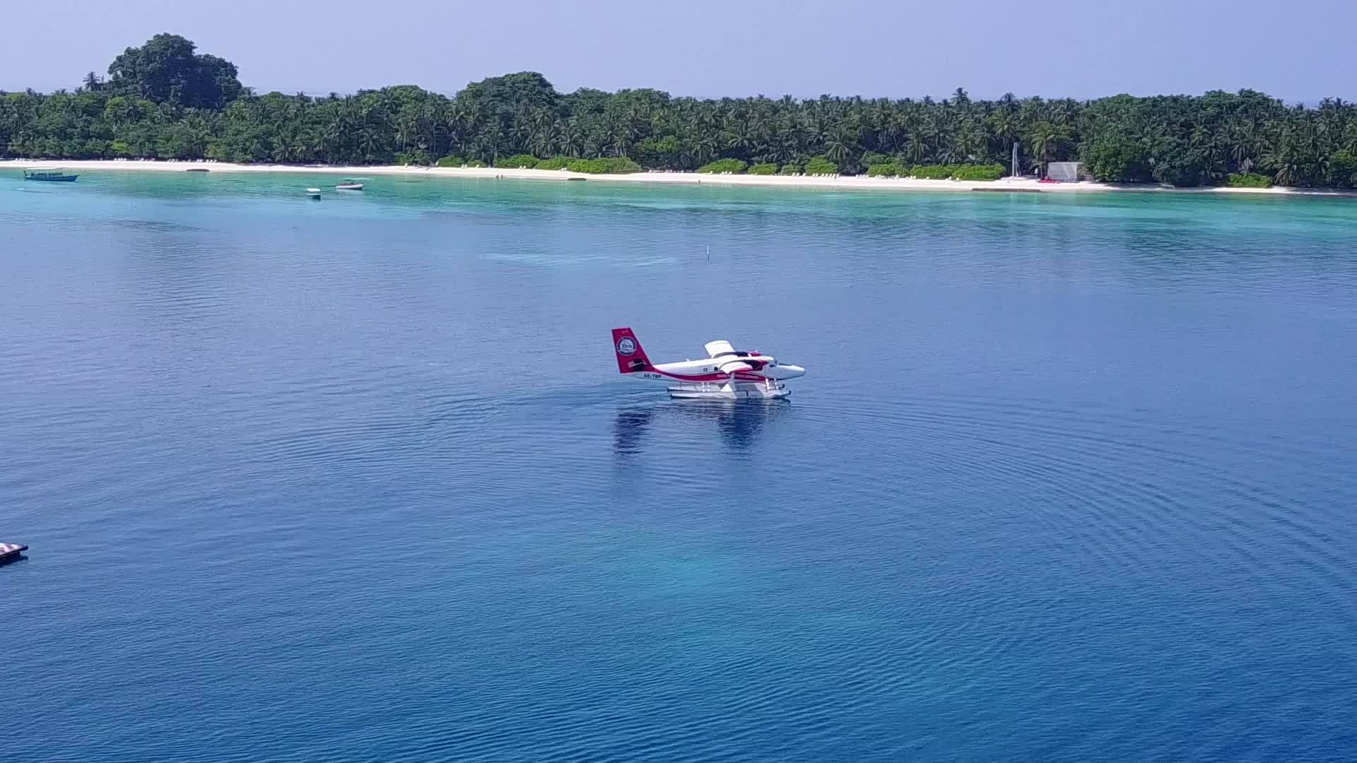 海洋景象以白沙底浅清海为缓冲海滩时间视频的预览图