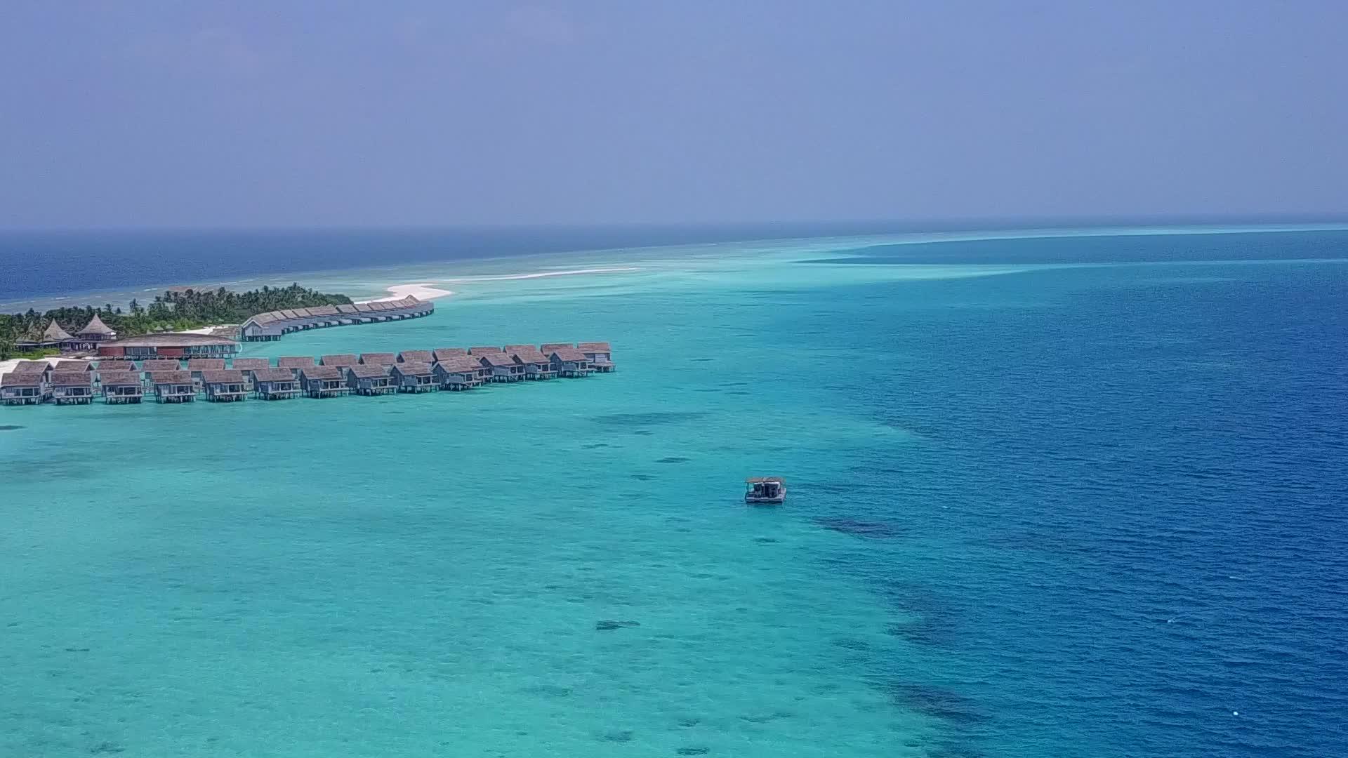 海上观光海滩航行海上景观蓝色水洋和浅蓝色沙地背景视频的预览图